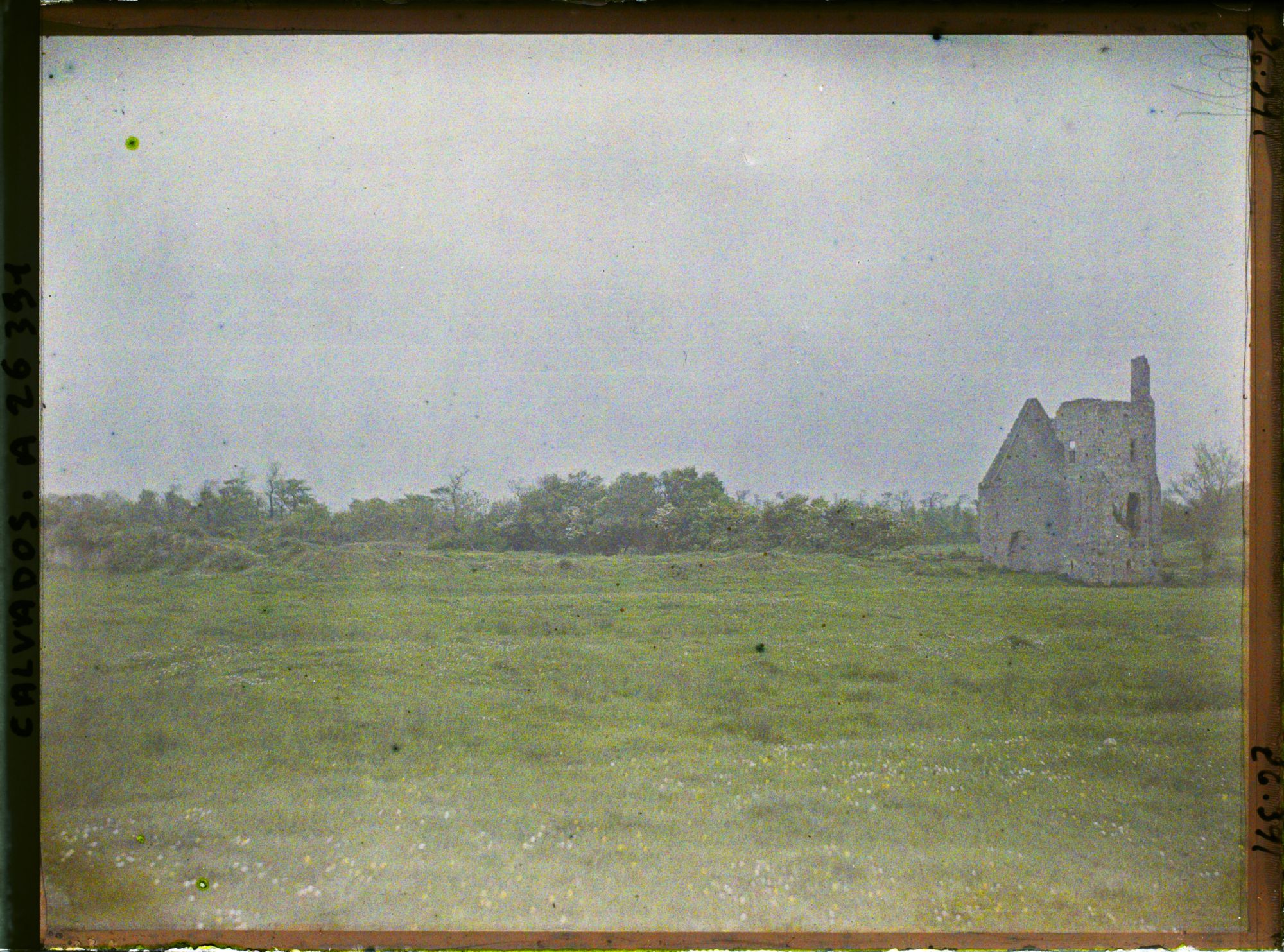 Image représentant Emplacement des murs d'enceinte du château fort de Maisy