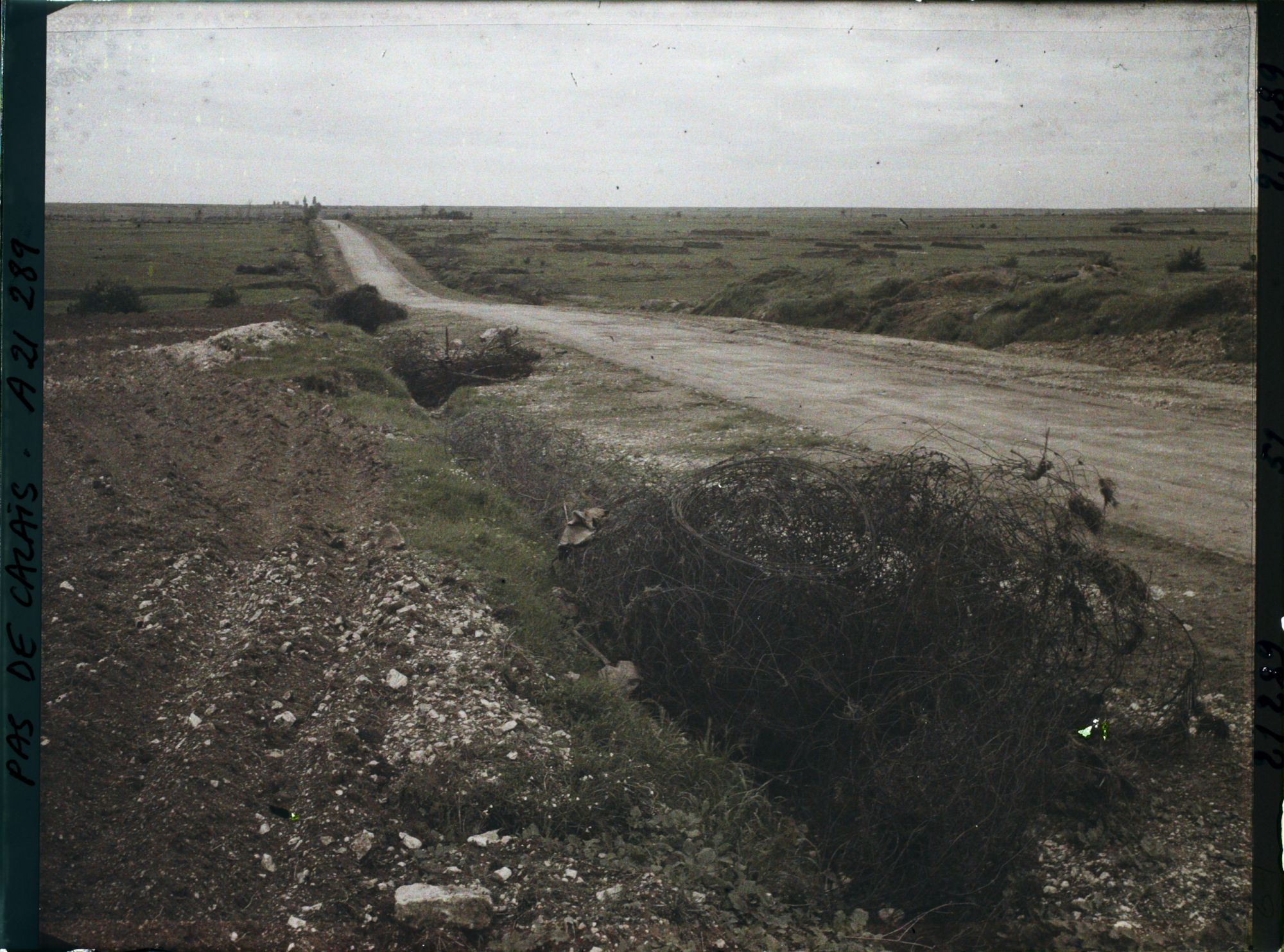 Image représentant France, Ecurie, Route Béthune Arras et barbelés sortis des Champs