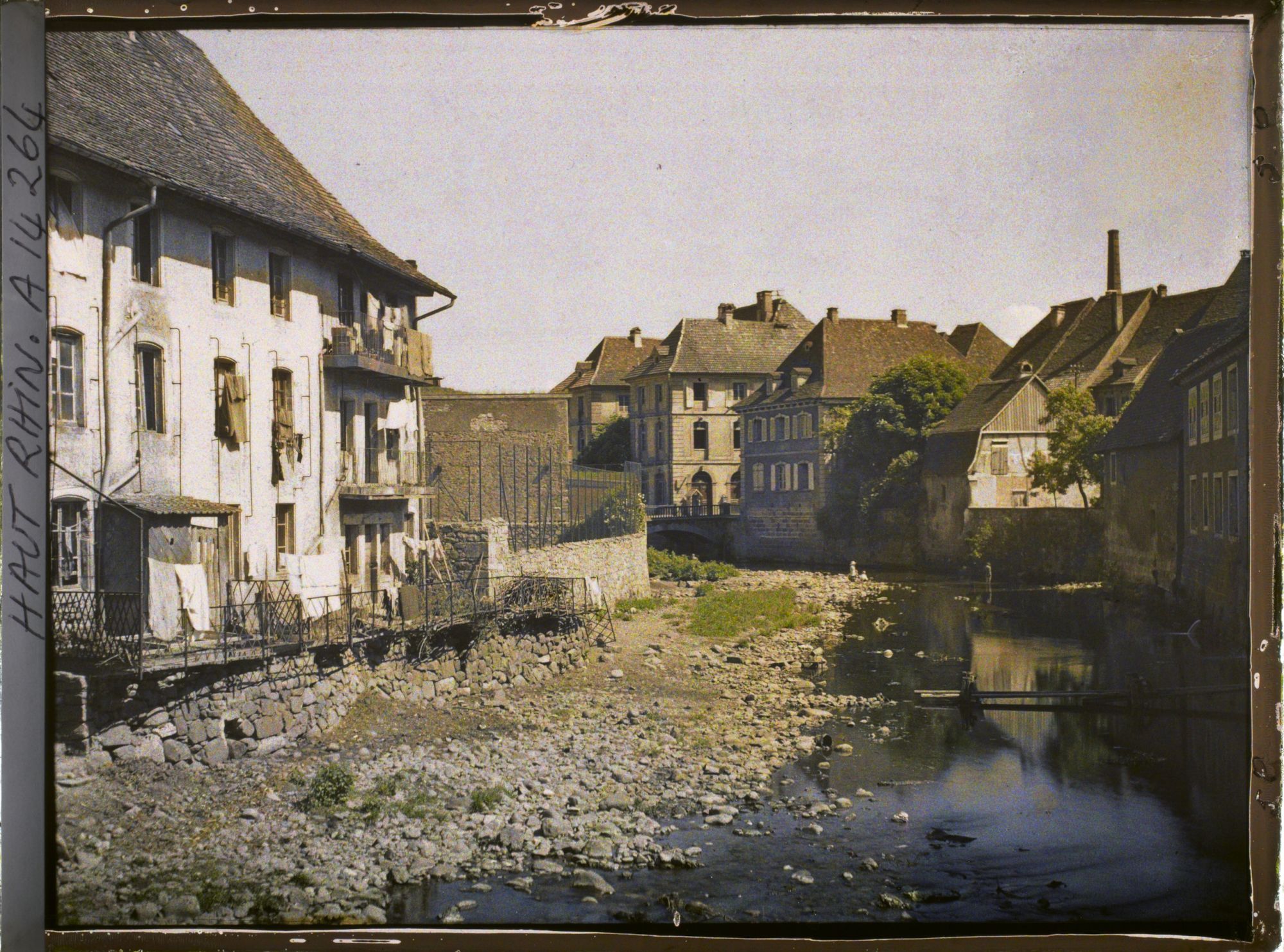 Image représentant Vue des bords de la Doller vers l'aval, au fond la mairie et le pont