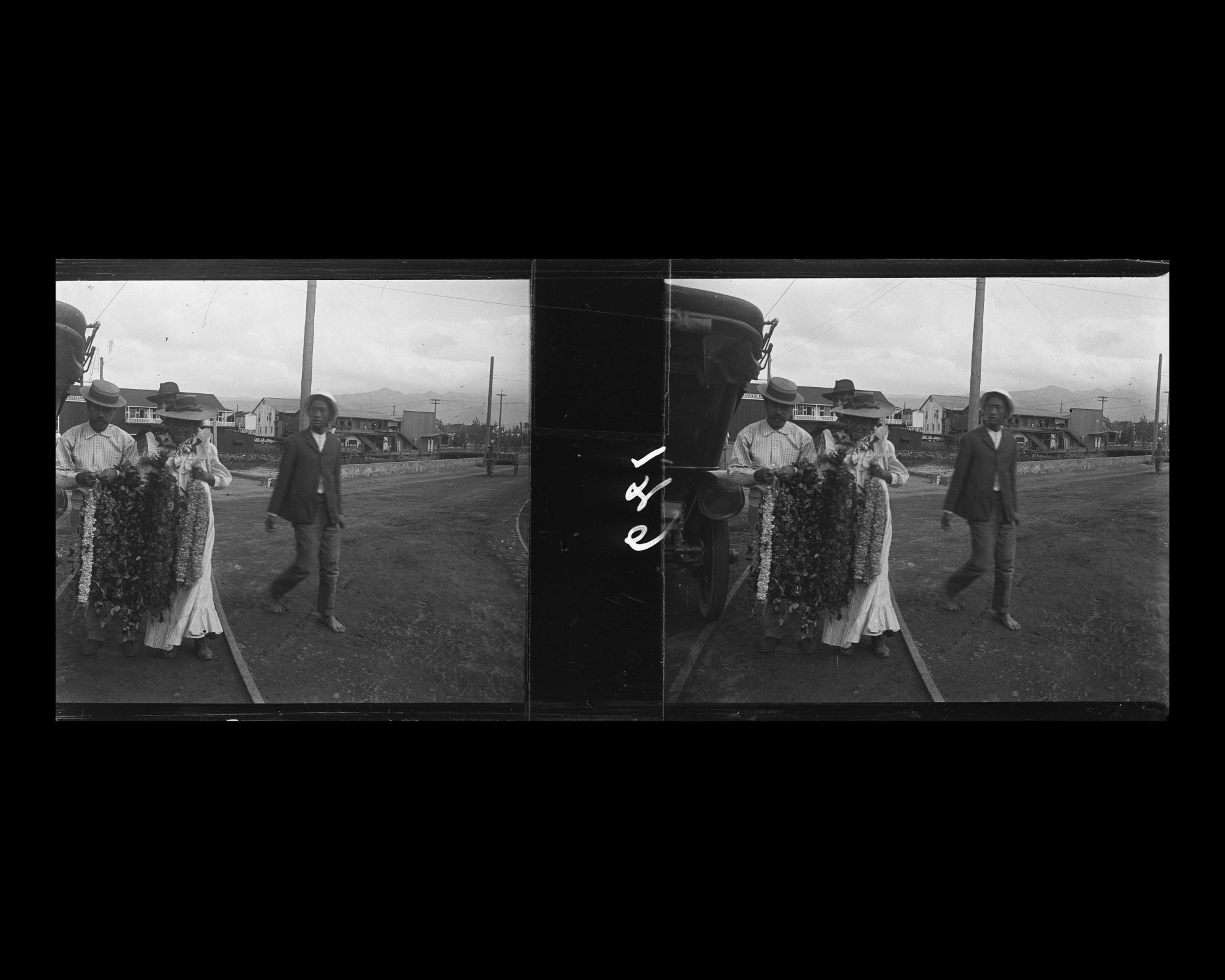 Image représentant Des vendeurs de guirlandes de fleurs destinées aux passagers des paquebots sur le port