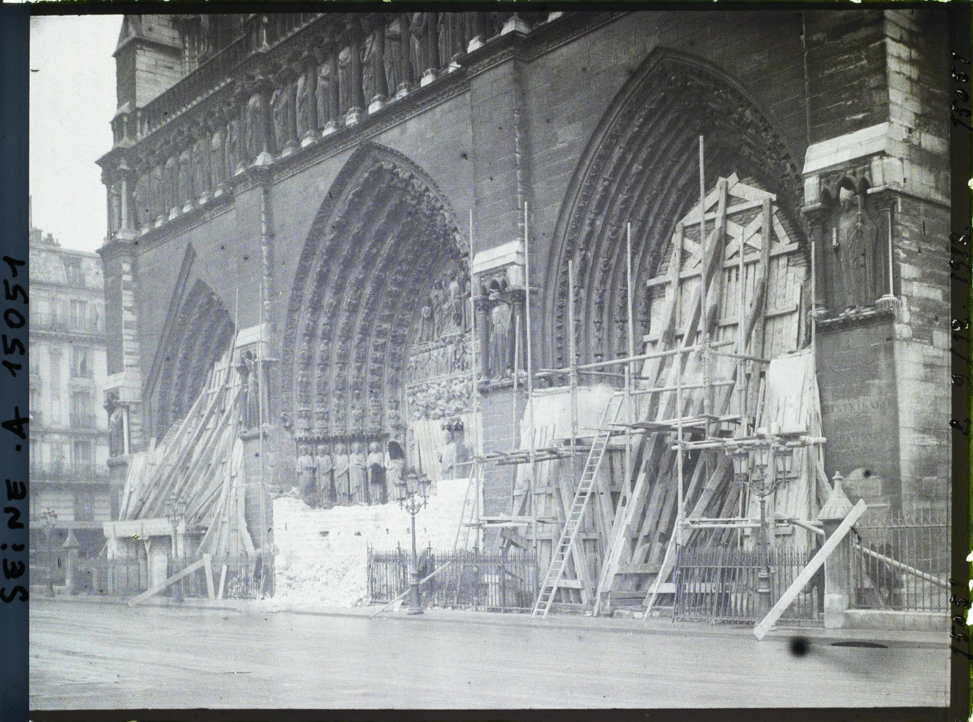 Image représentant Démantèlement des protections anti-bombardement des portails de Notre-Dame de Paris