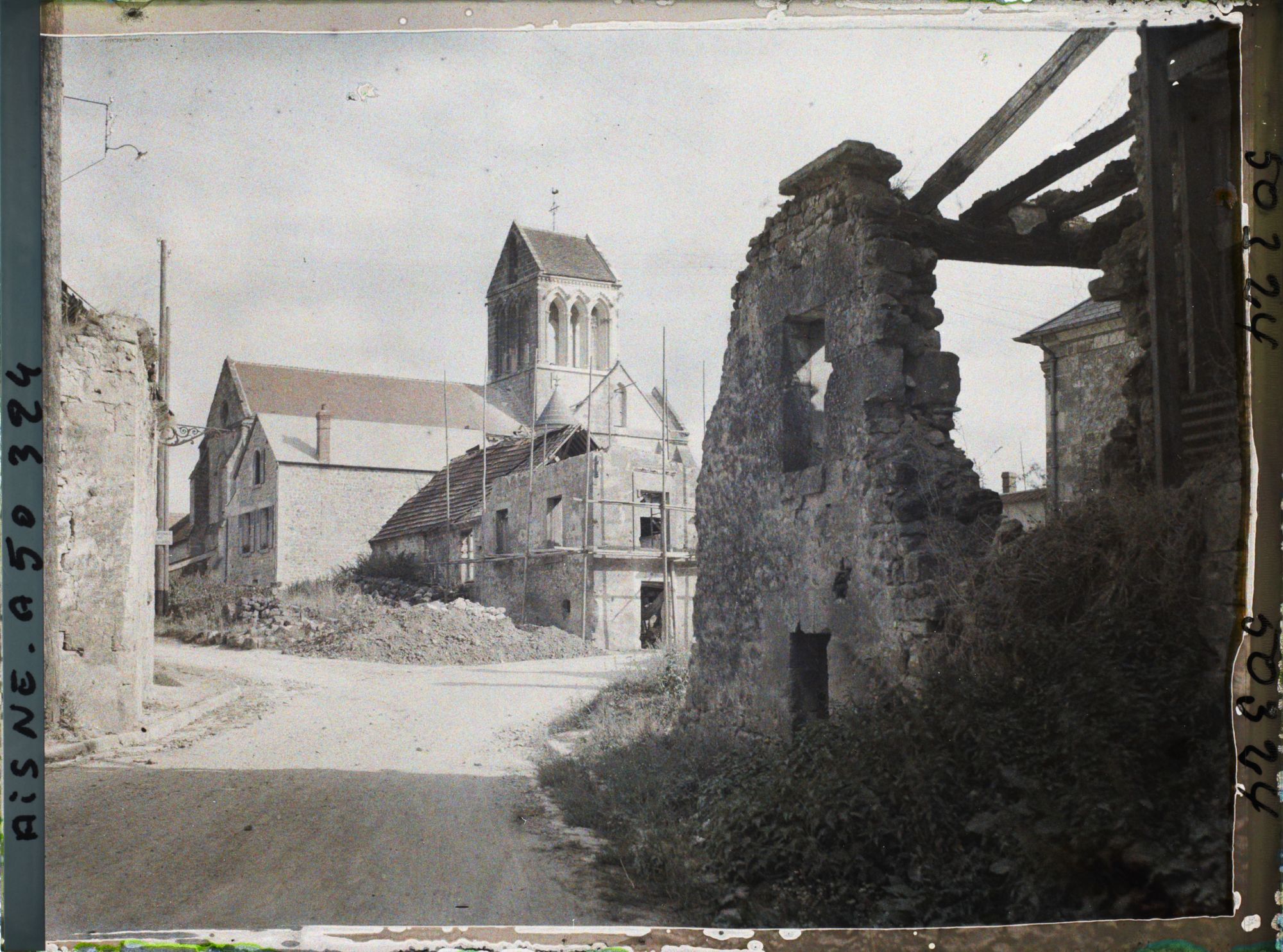 Image représentant France, Bourg et Comin, Entrée du village vers Eglise