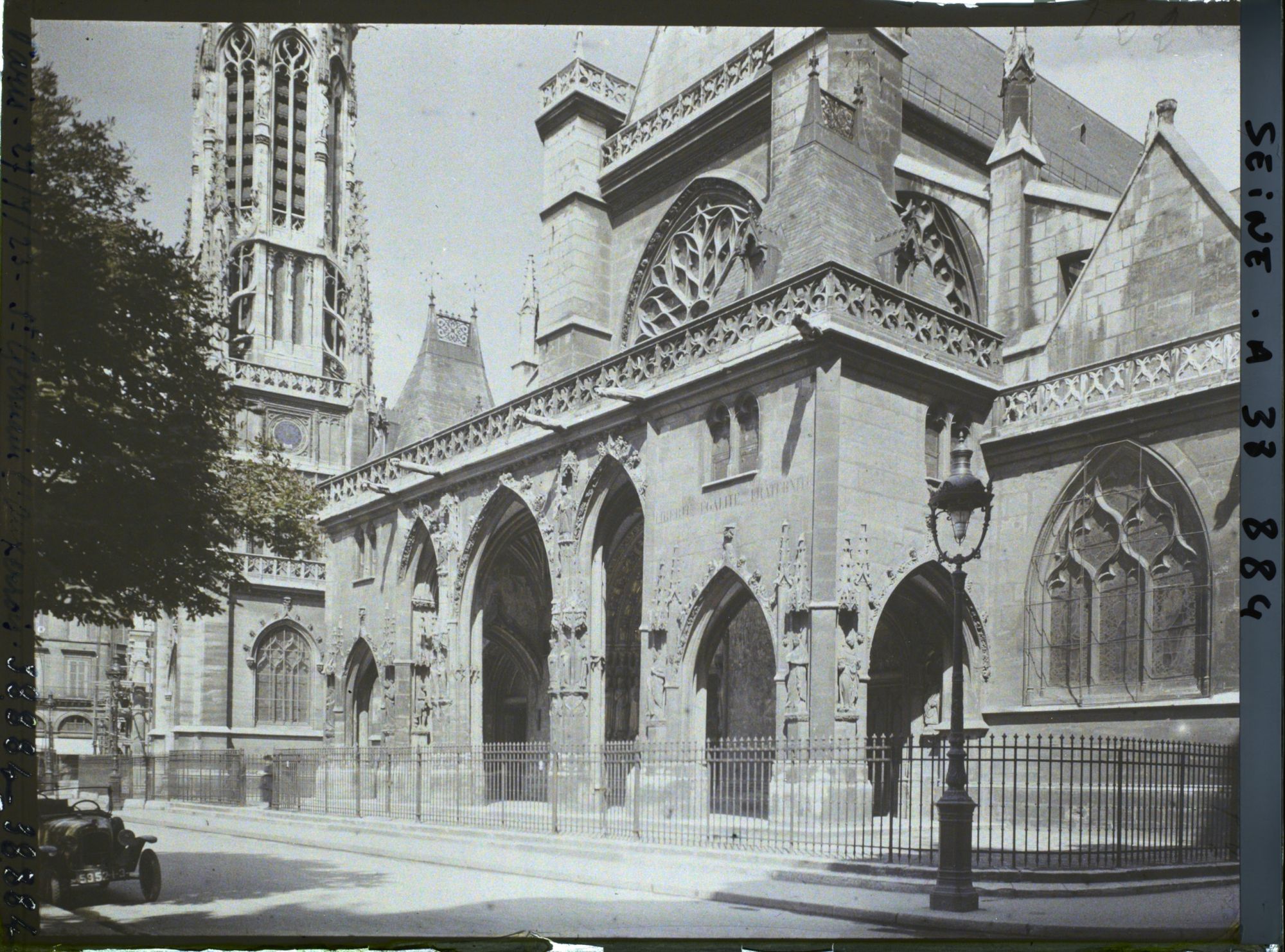 Image représentant Le porche d'entrée de l'église Saint-Germain-l'Auxerrois