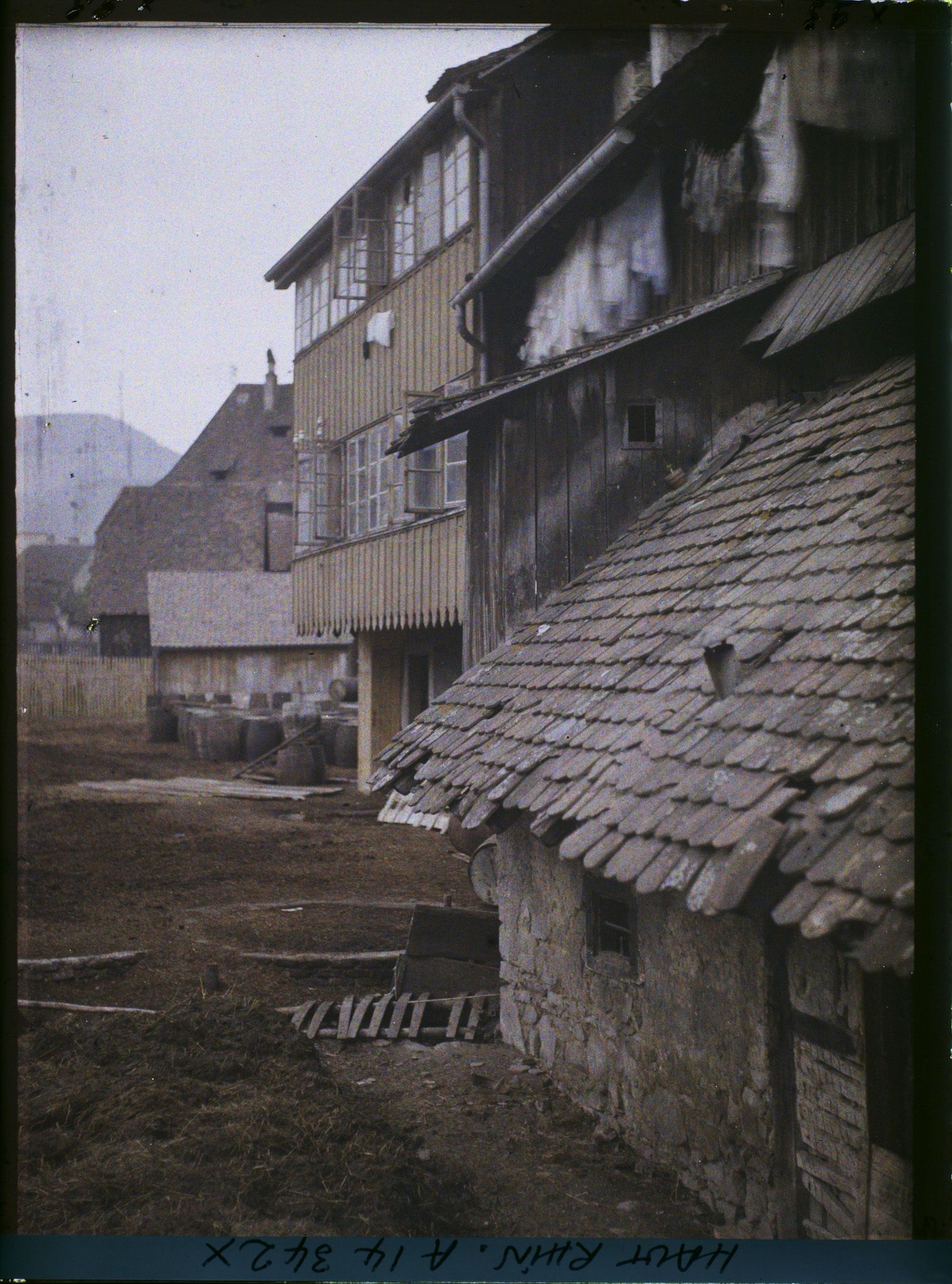 Image représentant Alsace, Massevaux, Le Vieux toit du fabricant de chaises et l'étalage du tan de la tannerie
