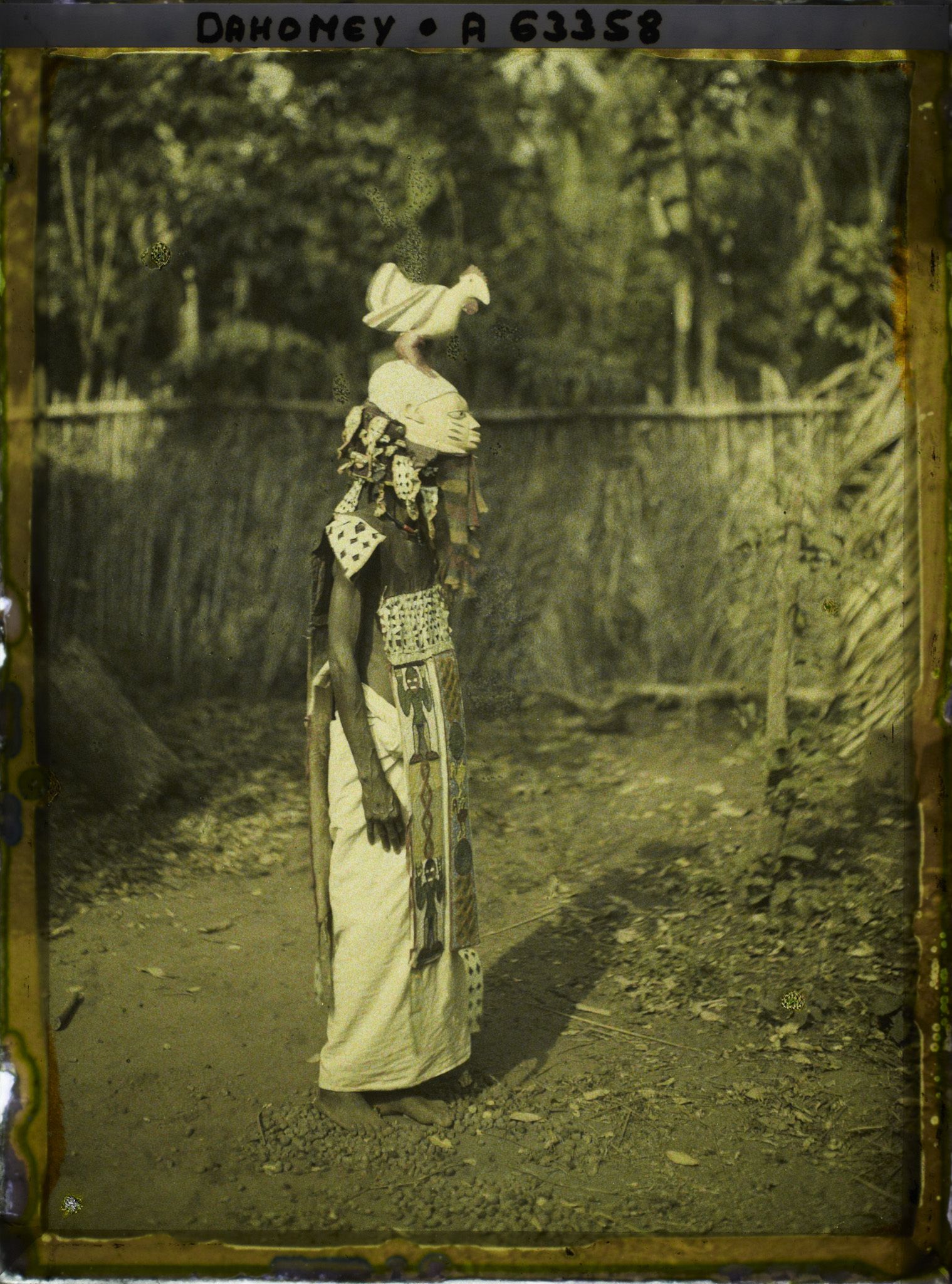 Image représentant Danseur avec le masque " Ebié " (Le Coq)