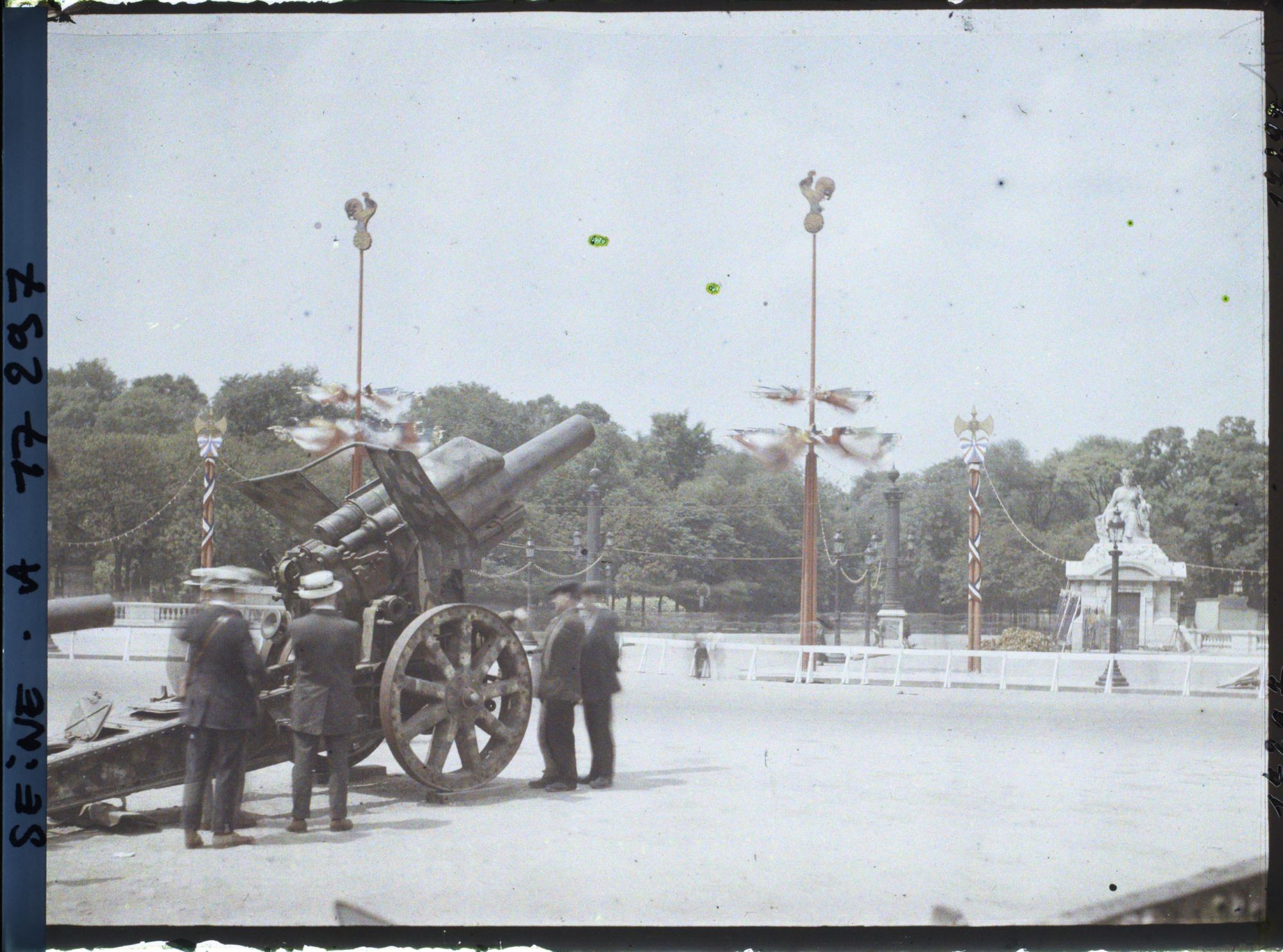 Image représentant Canons et décorations place de la Concorde pour les fêtes de la Victoire des 13 et 14 juillet