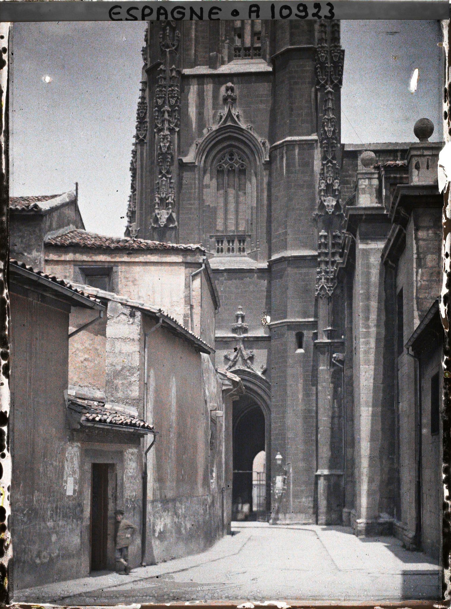 Image représentant Espagne, Oviedo, Le bas de la tour de la Cathédrale et le porche vu de côté.