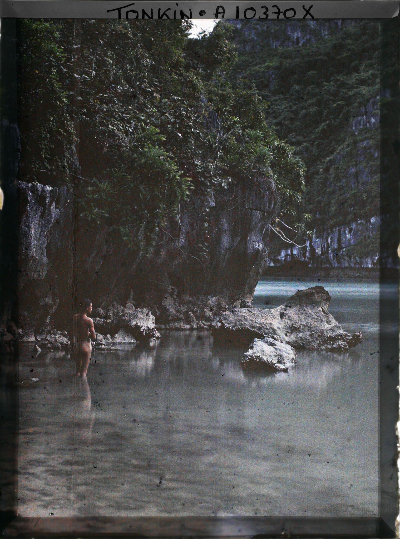 Image représentant Un baigneur devant la Grotte de la Surprise (Port Bayard)