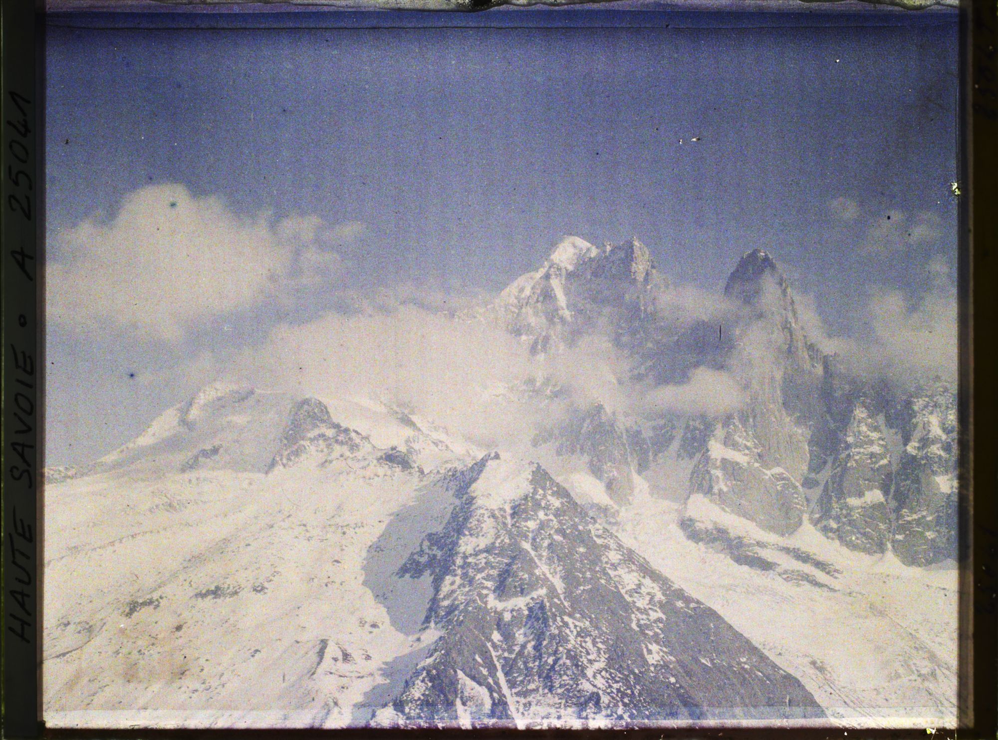 Image représentant France Les Alpes, Vue prise de la Flégère. Nuage envahissant le sommet de l'aiguille Verte