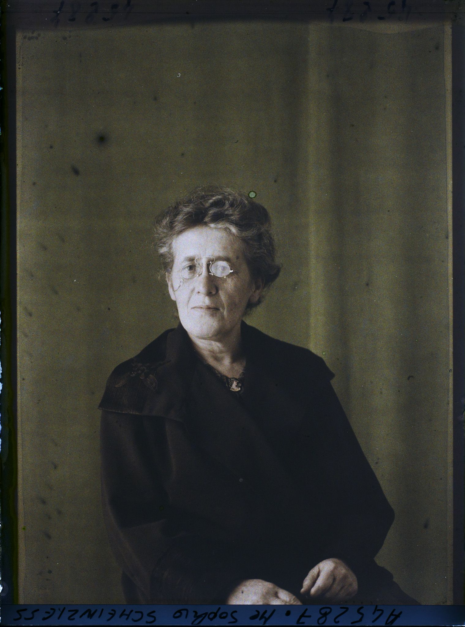 Image représentant https://musee-albert-kahn.s-museum.fr/home/NWQ2OTAwYzNmYjZlZTk1ZWQwODJmMjY4L2dlbmVyaWMtbm90aWNlLXRhYi9hdXRob3JpdHkvNjE3YTc5ZjVjZjhiODk2OGIzMzM3ZDIx/5d6900c3fb6ee95ed082f268/generic-notice-tab/authority/617a79ebcf8b8968b3337750 Madame Sophie Scheinzeiss