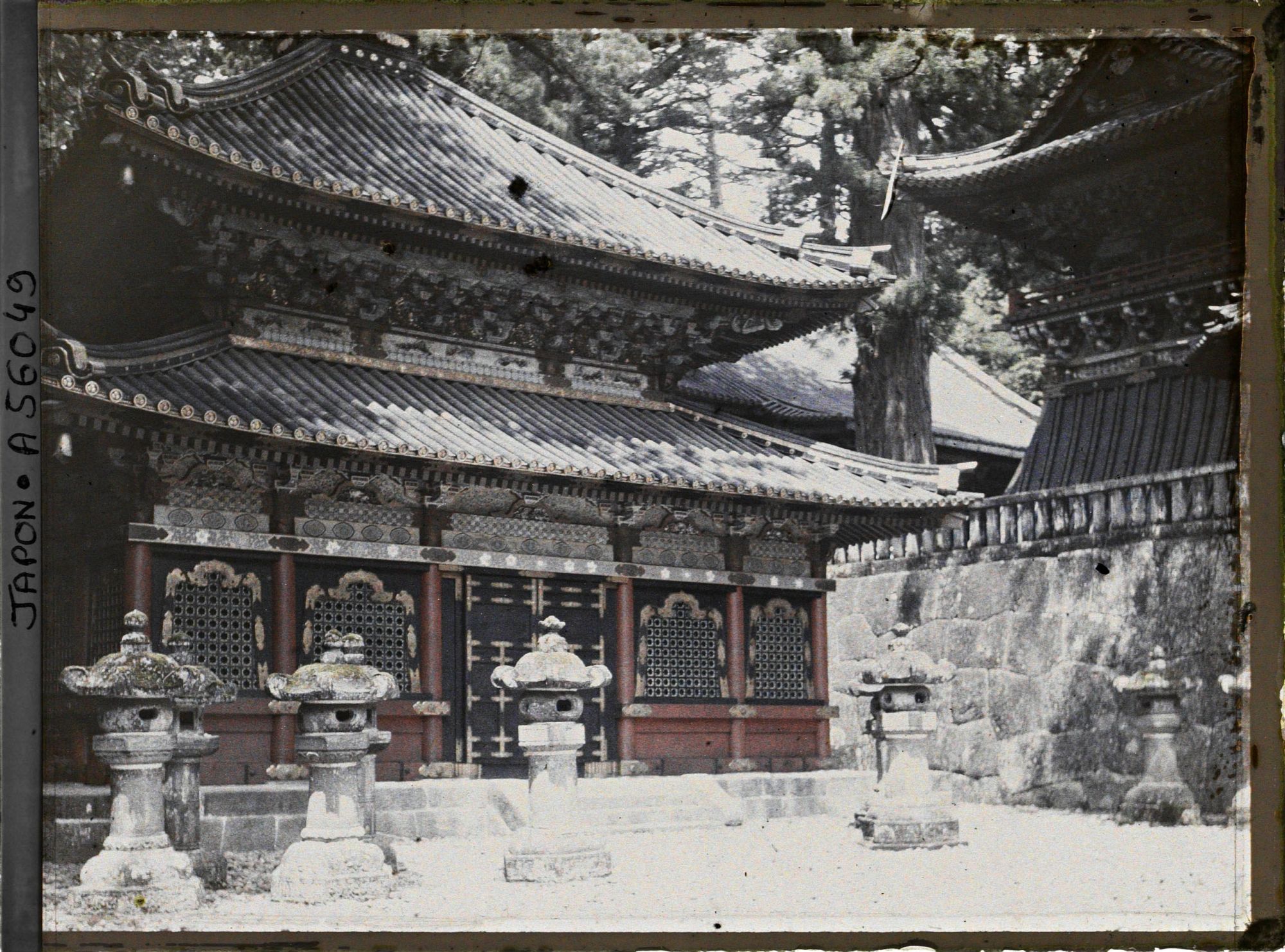 Image représentant La bibliothèque sacrée ou Kyôzô du sanctuaire Tôshôgû, en haut à droite le Kôrô