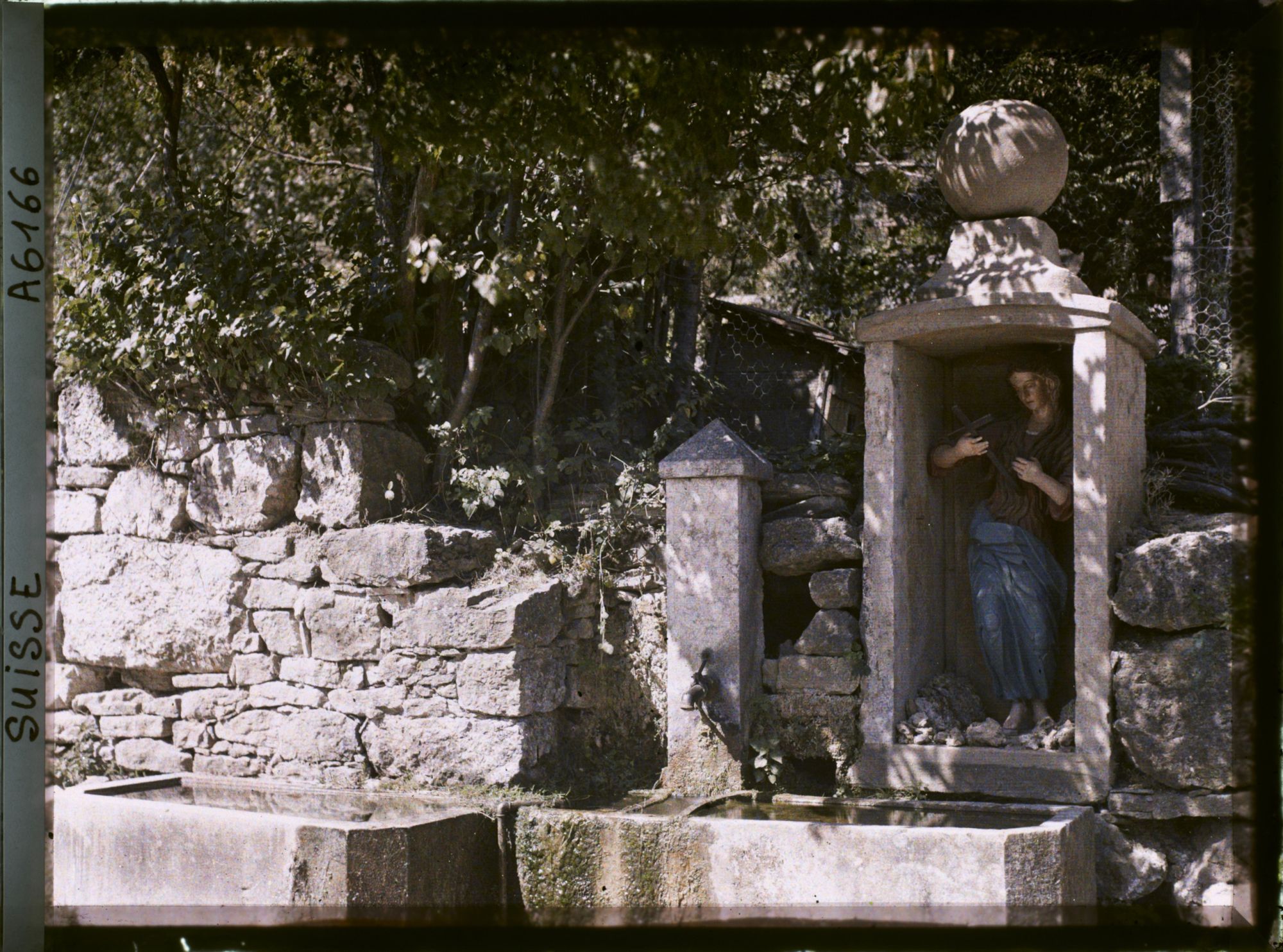 Image représentant Une fontaine entre Hofstetten-Flüh et Metzerlen-Mariastein