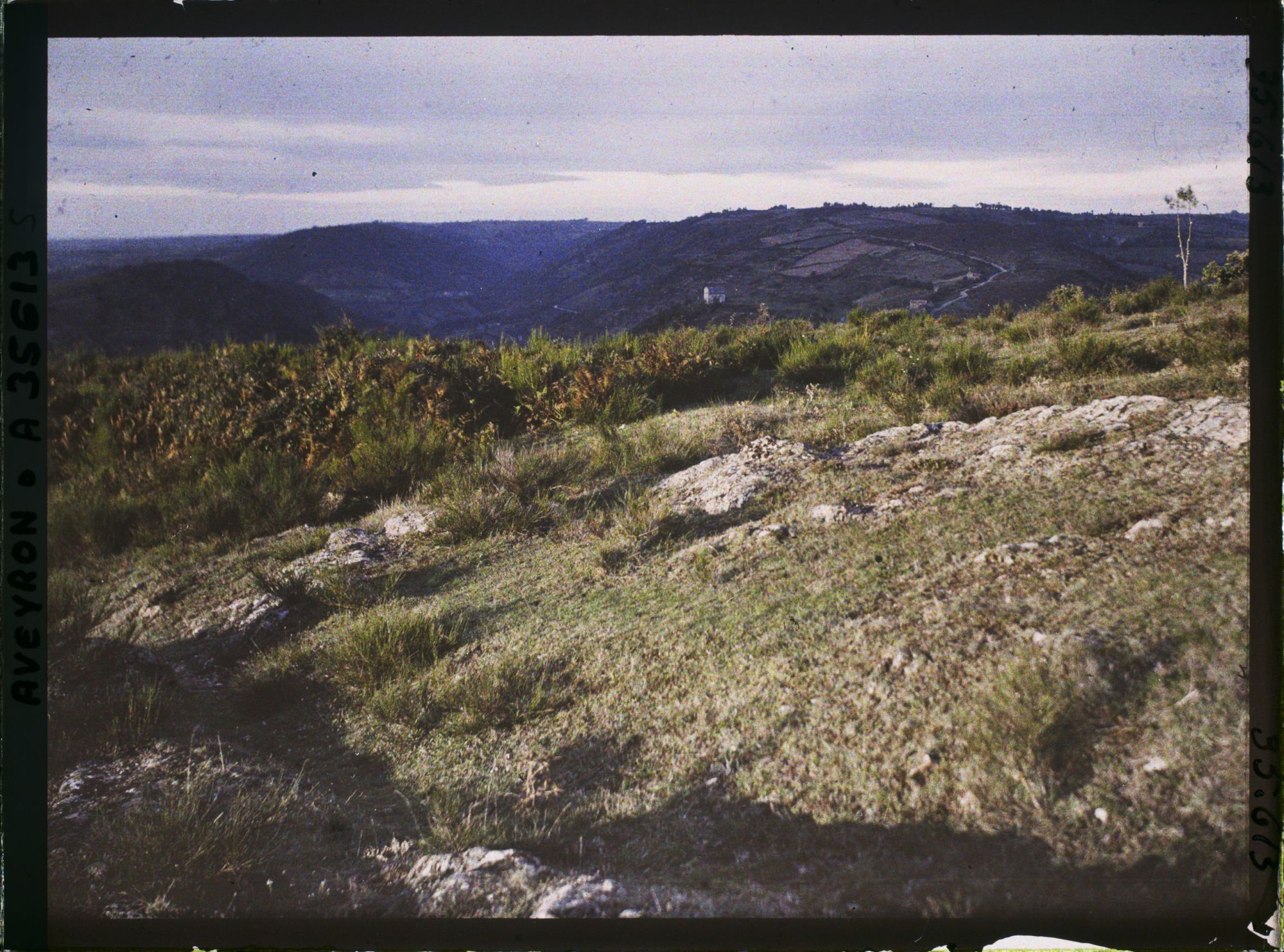 Image représentant Effet de soir sur le calvaire dominant la Vallée de l'Alzou, vue prise des hauteurs dominant la route de Rieupeyrou