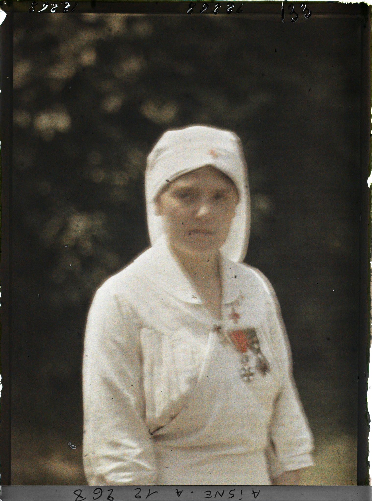 Image représentant L'infirmière major de Vauxbuin, Mademoiselle Anne-Marie Canton Bacara avec ses décorations