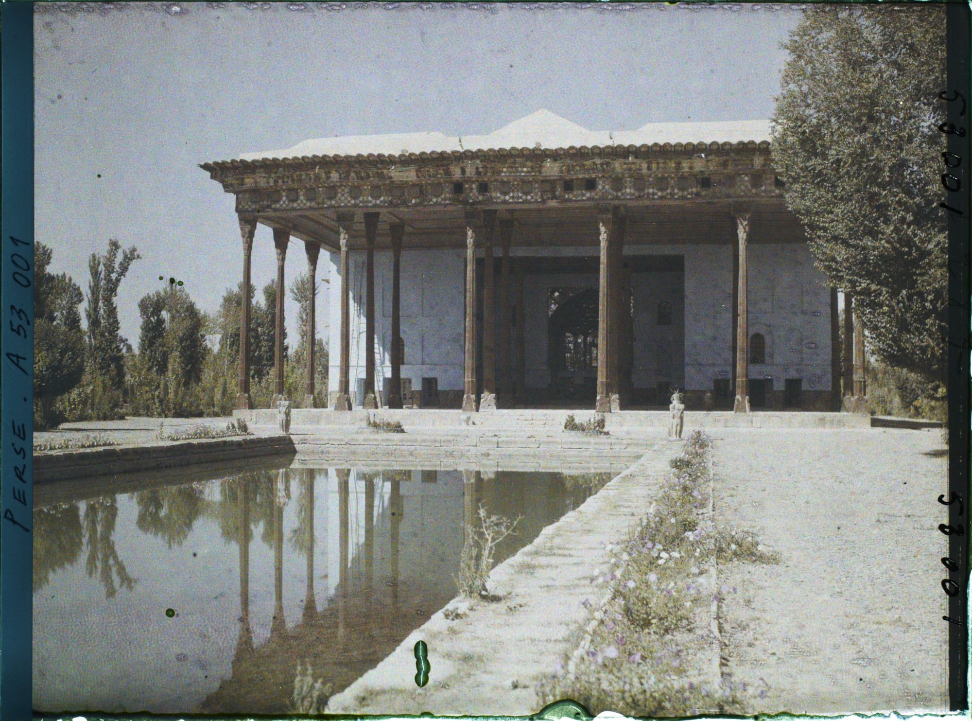 Image représentant Le Chehel Sotoun (pavillon des quarante colonnes) (1647), côté bassin