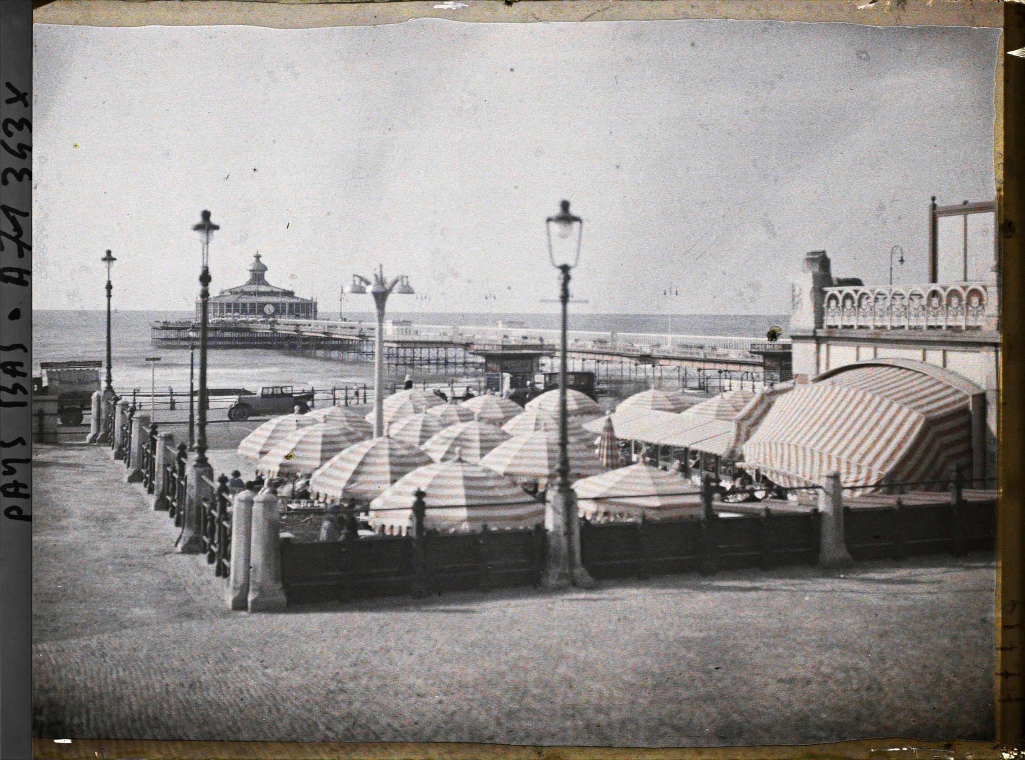 Image représentant La terrasse du Café de la Plage, sous le Kurhaus, qui ouvre sur Le Boulevard ou Strandweg, avec à l'arrière-plan, la jetée promenade