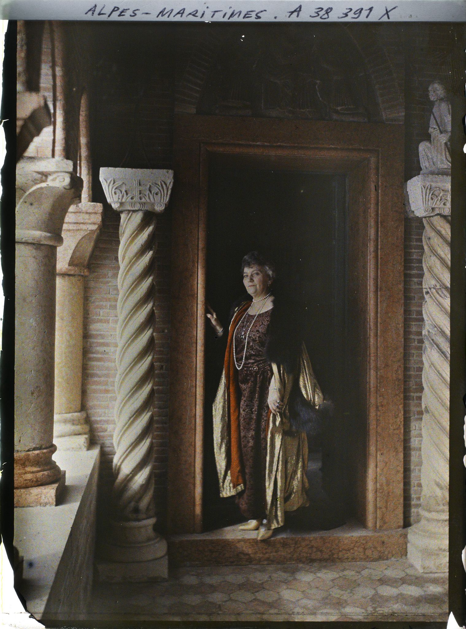 Image représentant Madame Cyprienne Douine, à l'entrée de la colonnade couverte de sa villa Cypris