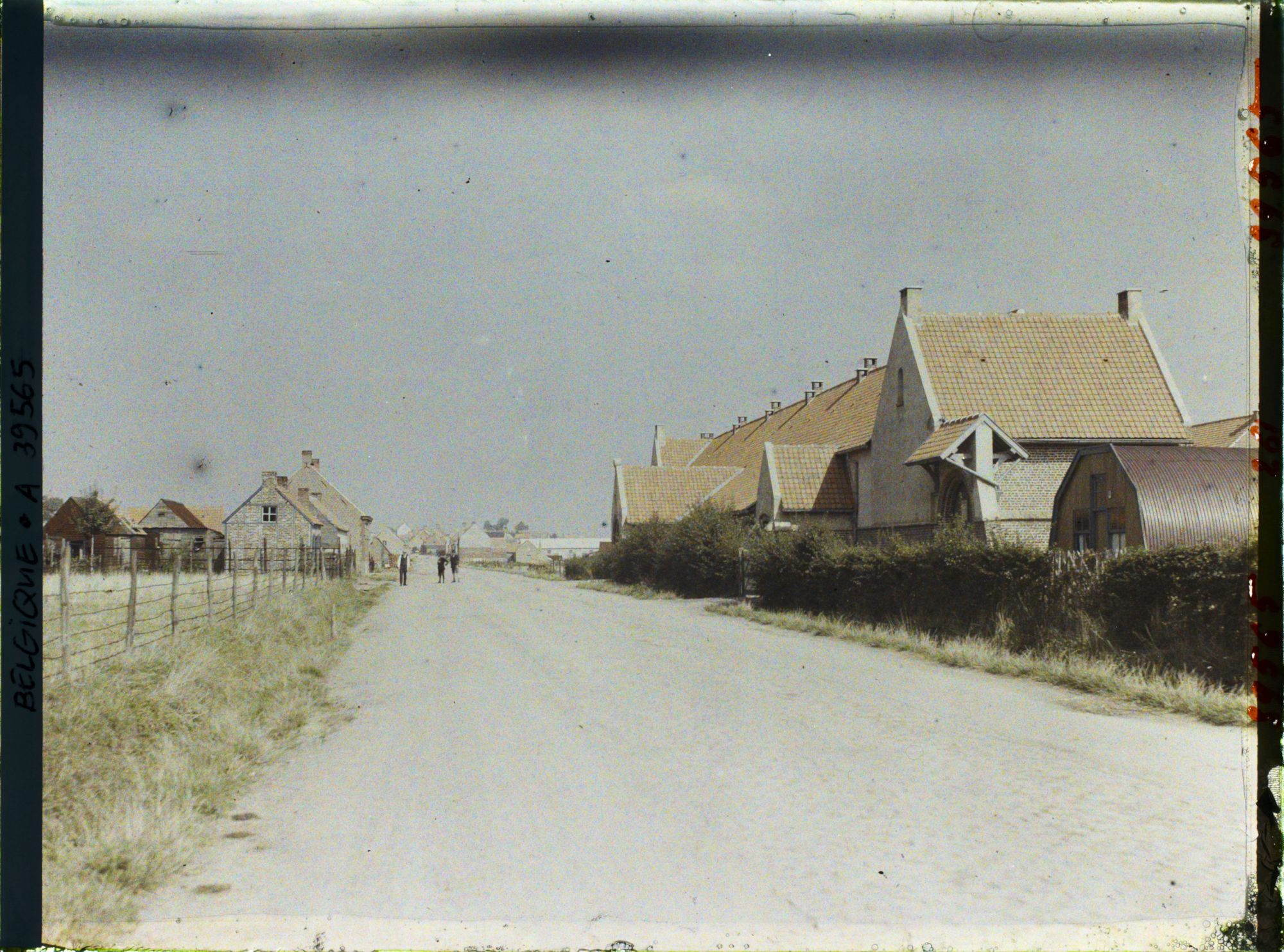 Image représentant Belgique, Font d'Houthulst, Ecole reconstruite  (filles) et vue sur le Village