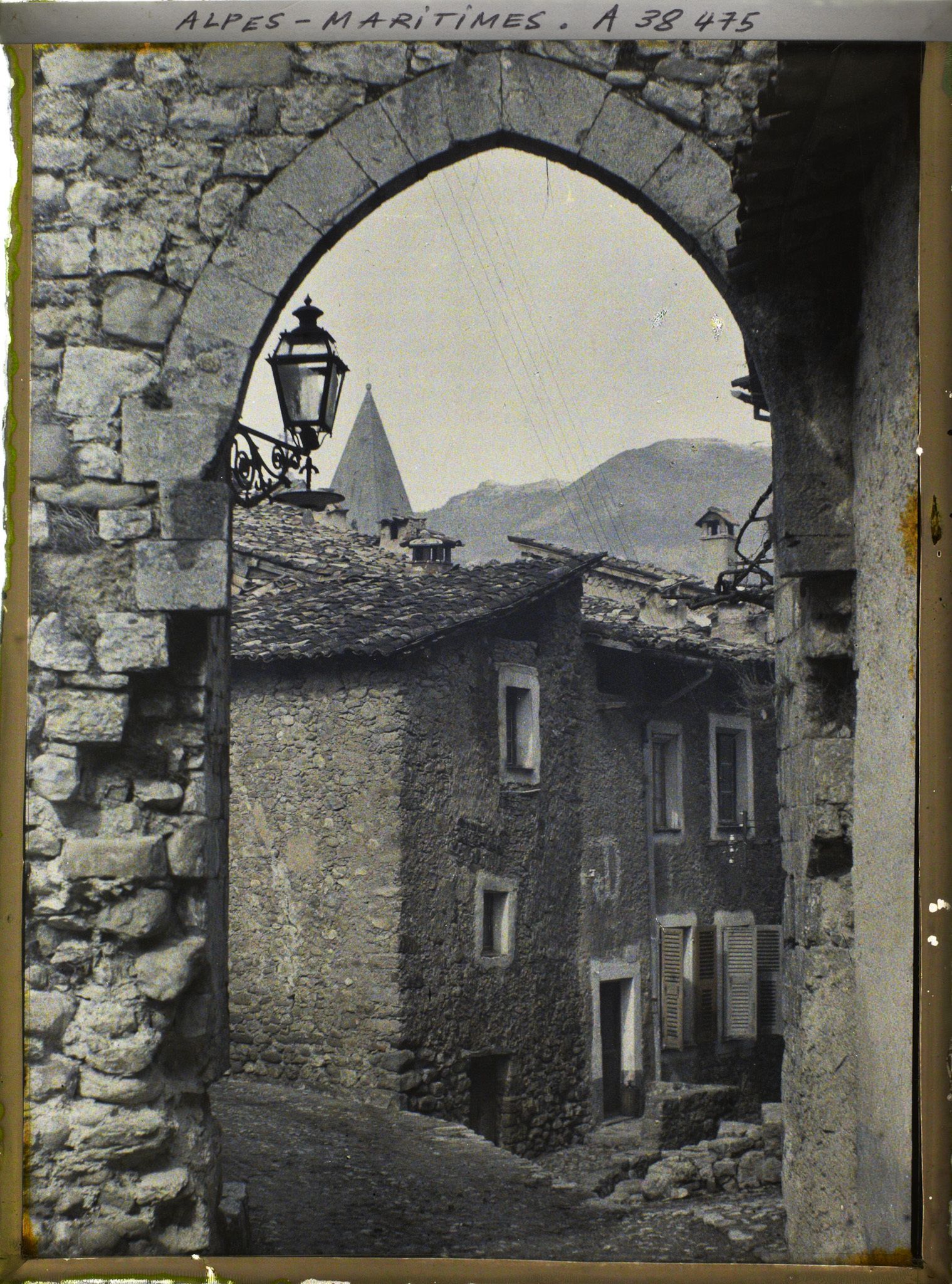 Image représentant La porte romaine, vestiges des remparts du château