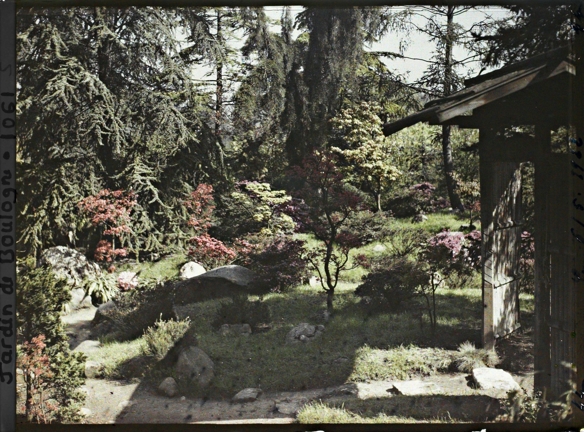 Image représentant Porte du " village japonais " et paysage situé à l'entrée du " sanctuaire japonais "