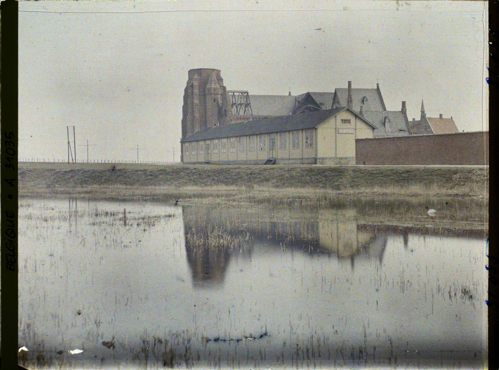 Image représentant Belgique, Zeebrugge, L'Ecole provisoire et l'Eglise