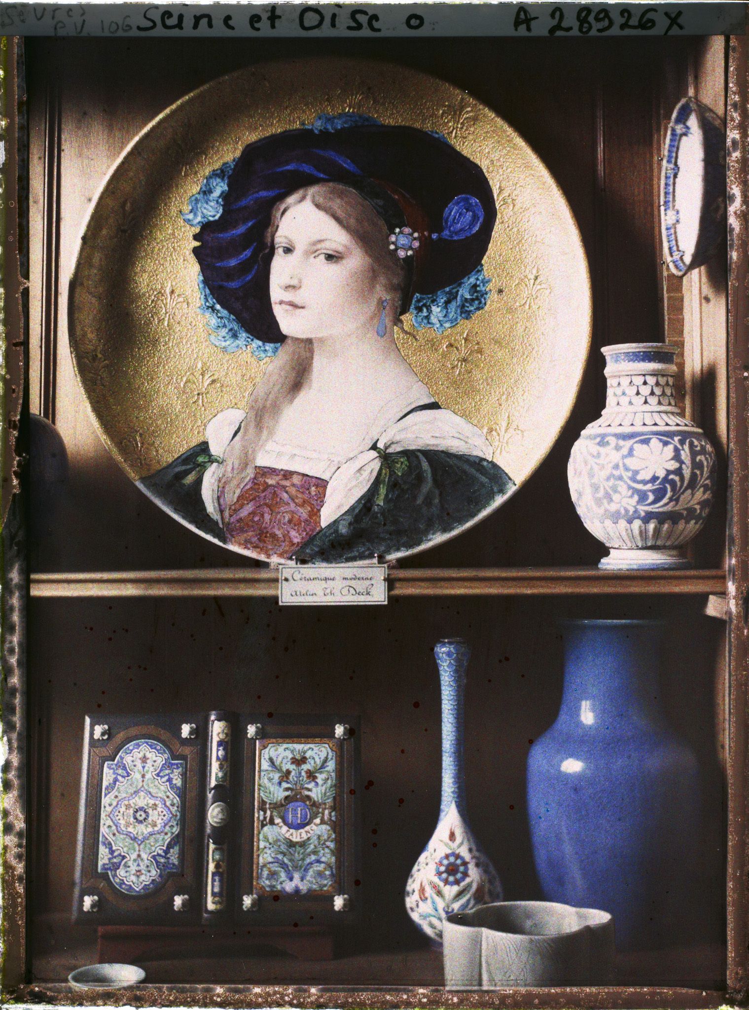 Image représentant Une vitrine des collections de céramiques modernes du musée de Sèvres