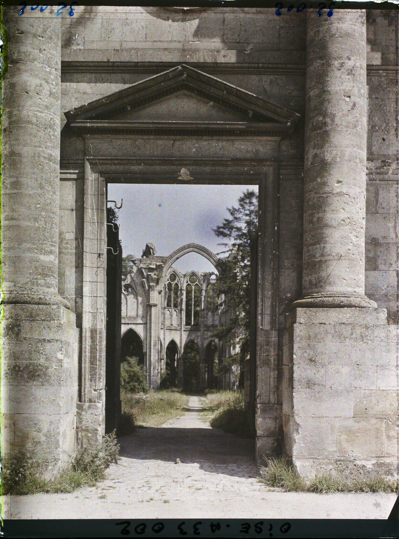 Image représentant France, Ourscamp, Ruines de l'Abbaye d'Ourscamps :  la façade Louis XIV et dans le fond, Ch?ur de l'Abbaye