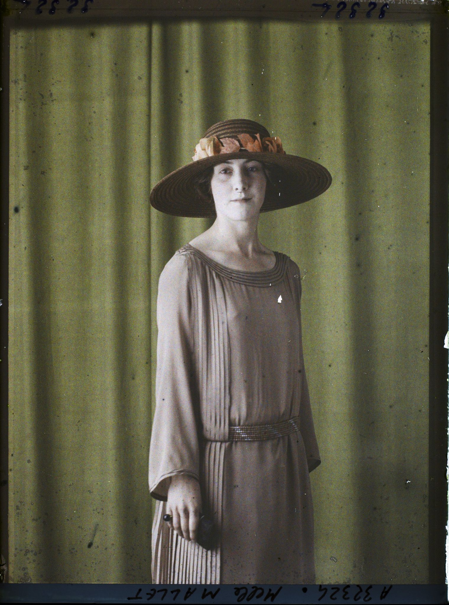 Image représentant https://musee-albert-kahn.s-museum.fr/home/NWQ2OTAwYzNmYjZlZTk1ZWQwODJmMjY4L2dlbmVyaWMtbm90aWNlLXRhYi9hdXRob3JpdHkvNjE3YTc5ZjVjZjhiODk2OGIzMzM3ZDIx/5d6900c3fb6ee95ed082f268/generic-notice-tab/authority/617a79ebcf8b8968b3337328 Mademoiselle Germaine Mallet