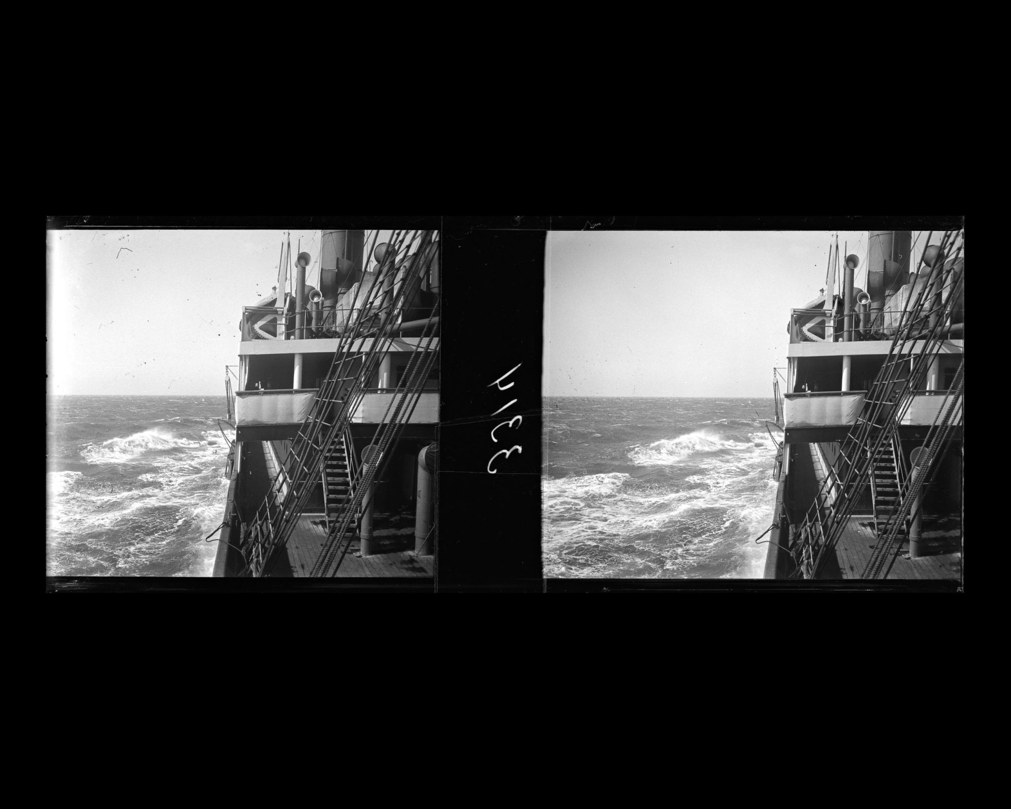 Image représentant La mer démontée vue depuis le Lützow