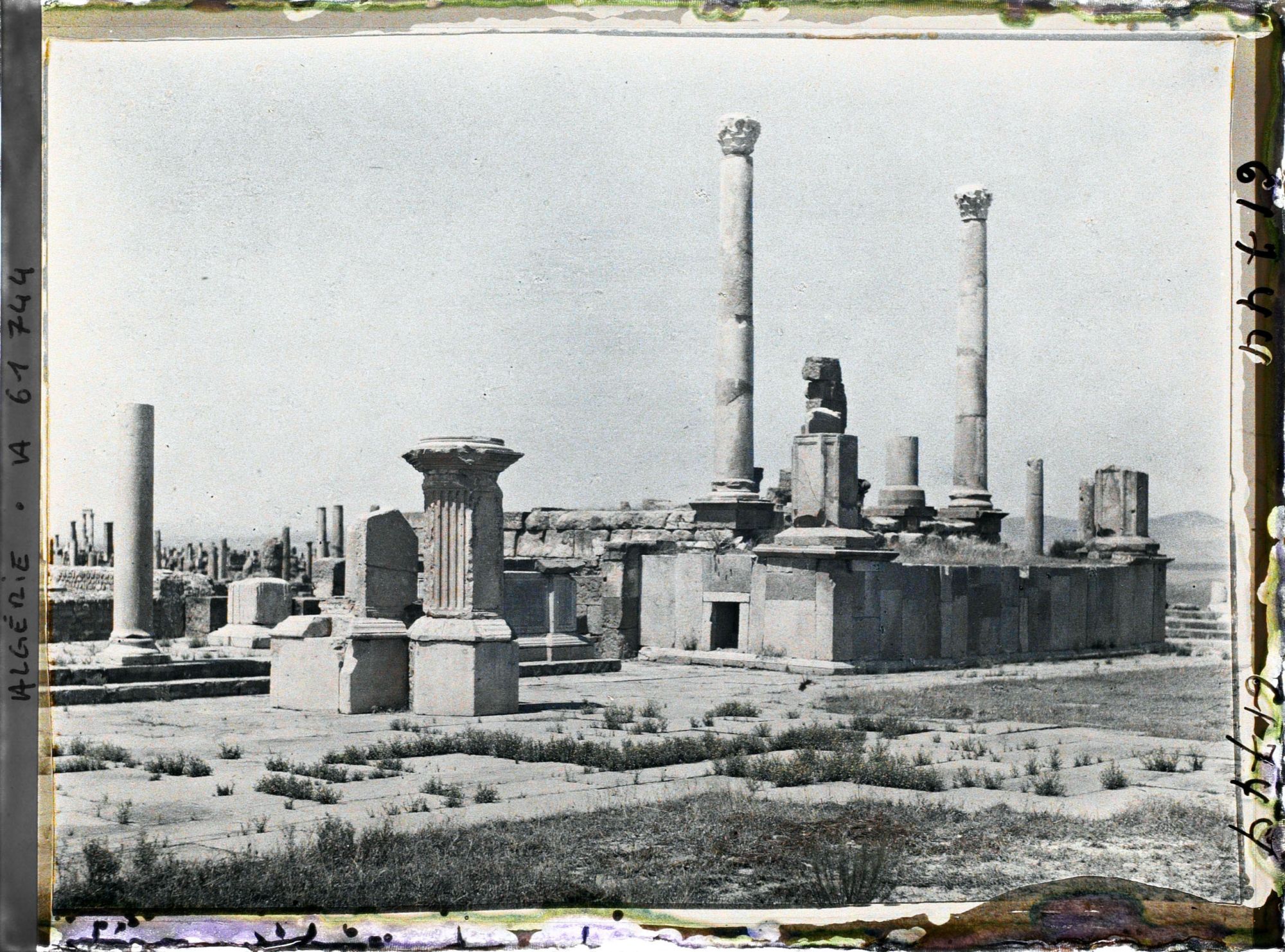 Image représentant Algérie, Timgad, Temple de la Victoire et Tribune aux harangues (rostra)