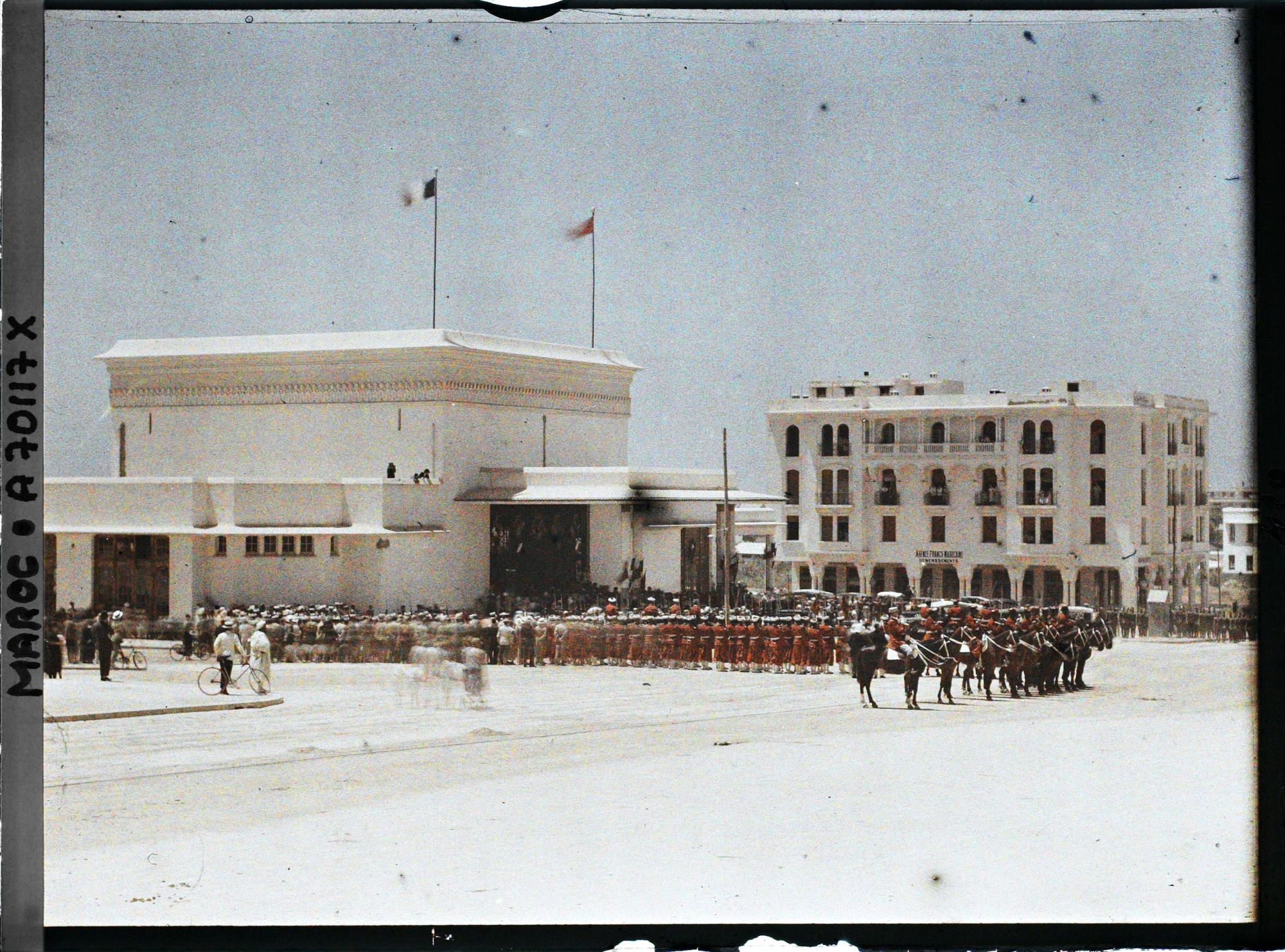 Image représentant Troupes militaires devant la gare ferroviaire lors du départ du sultan Moulay Youssef pour l'inauguration de la mosquée de Paris et les cérémonies du 14 juillet