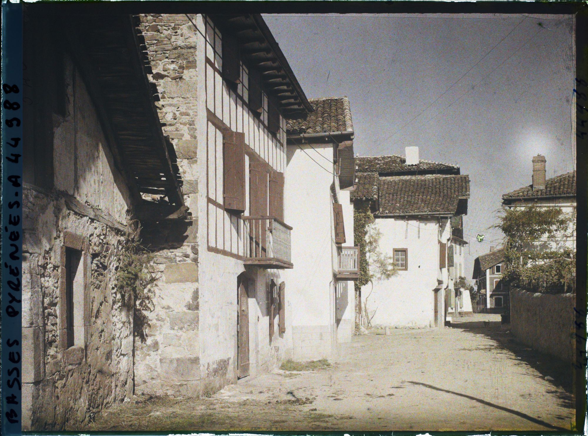 Image représentant France, Espelette, Une rue et Vieilles Maisons