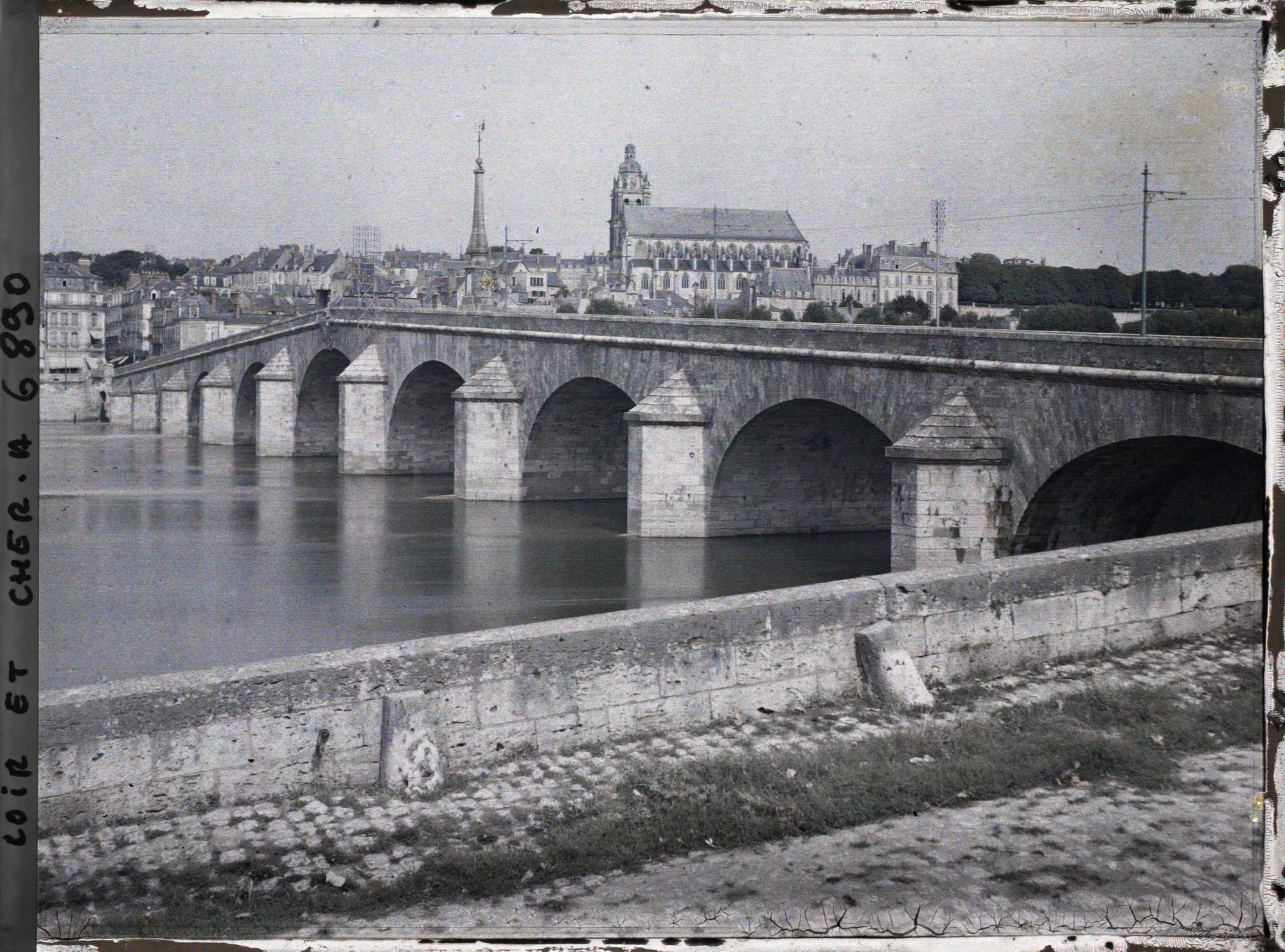 Image représentant Le pont Jacques-Gabriel, au second plan la cathédrale