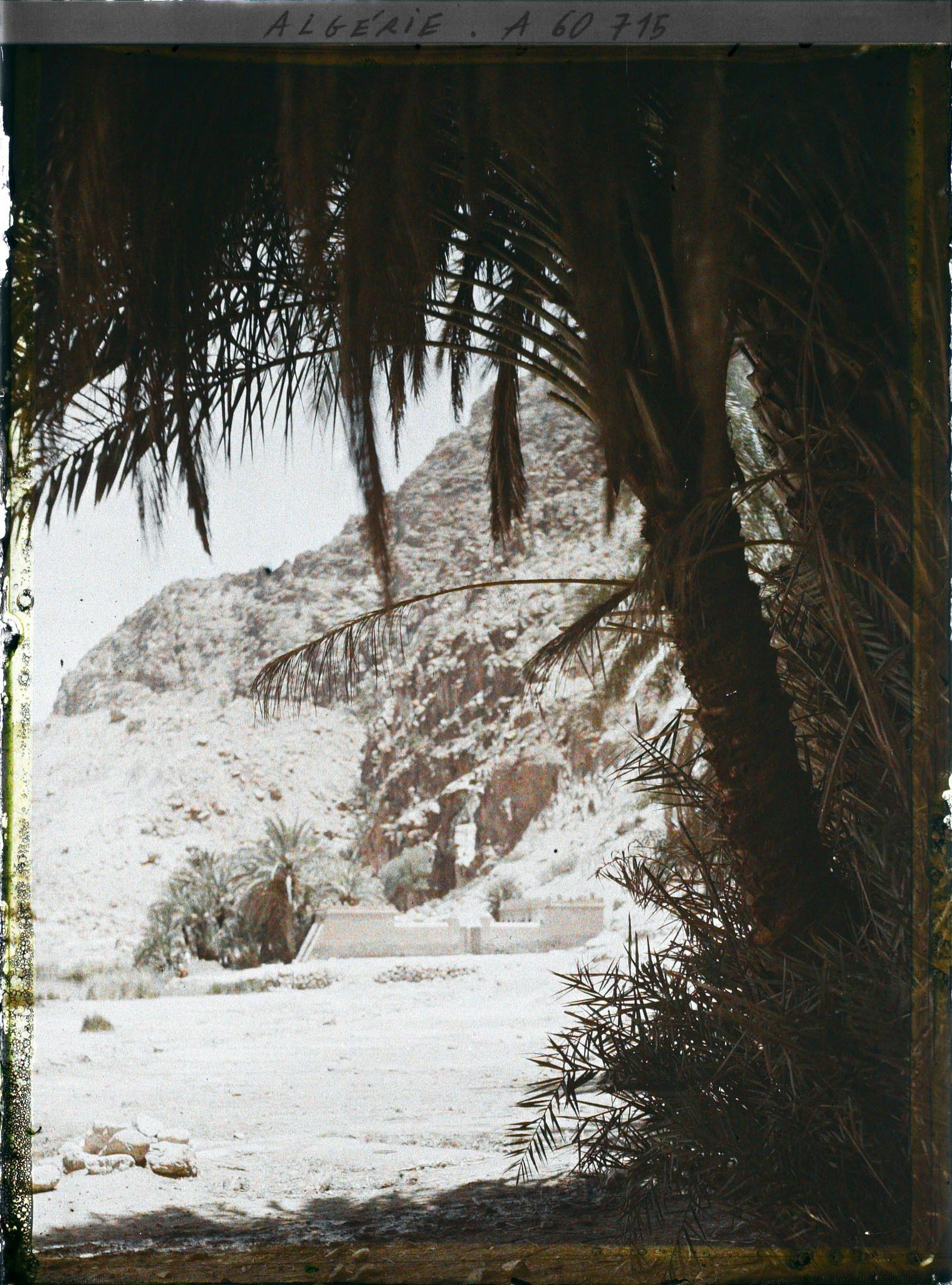 Image représentant Un établissement thermal au bord du lac et au pied du rocher de dolomite