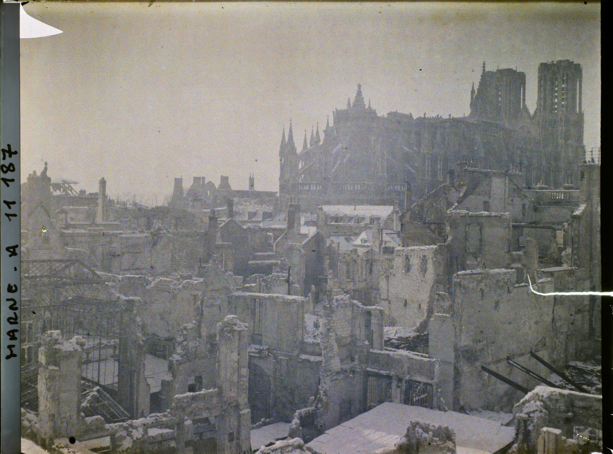 Image représentant Le quartier de l'Université en ruine, au fond la cathédrale