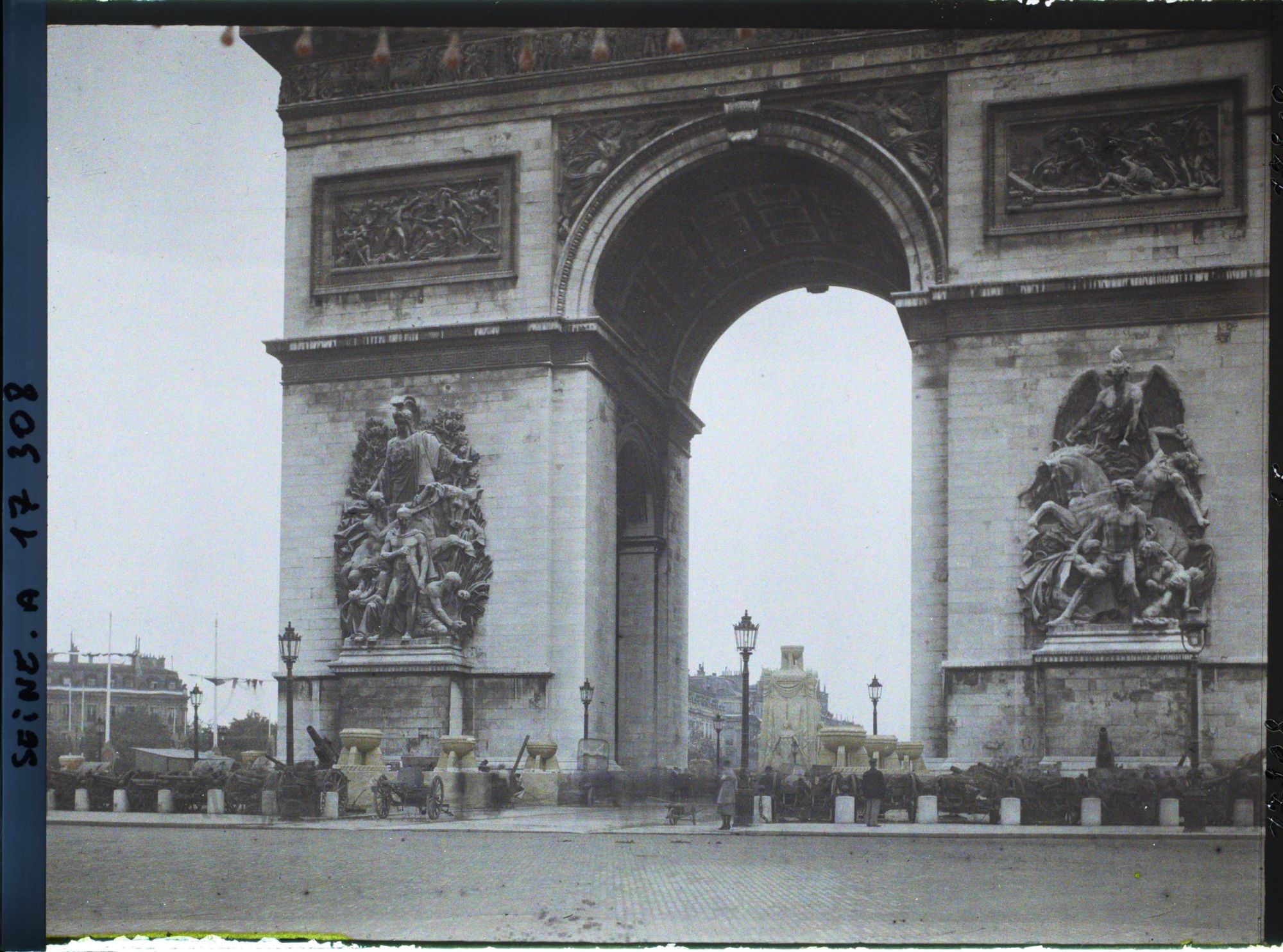 Image représentant Le Cénotaphe dédié aux morts pour la patrie sous l'Arc de Triomphe pour les fêtes de la Victoire des 13 et 14 juillet 1919