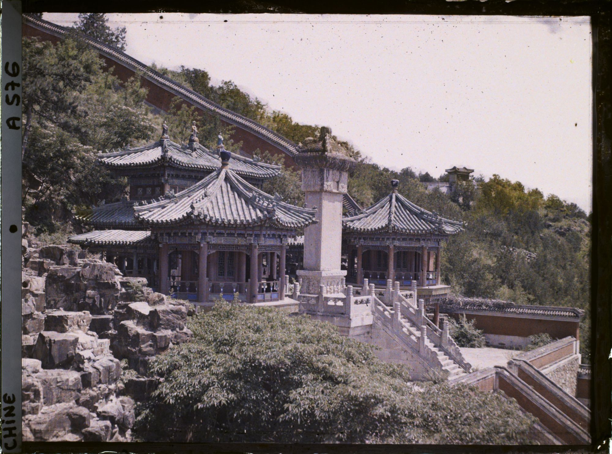 Image représentant Deux pavillons octogonaux du palais d'Été Yiheyuan ("  jardin de la Concorde Entretenue  ")