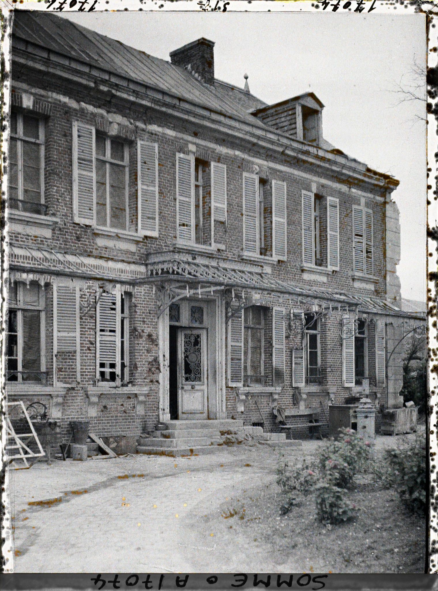 Image représentant France, Villers -Bretonneux, Maison de Mr Poiret rue d'Amiens, a servi d'Etat Major aux armées boches, Anglaises et Françaises (Poincaré, Foch, Joffre.)