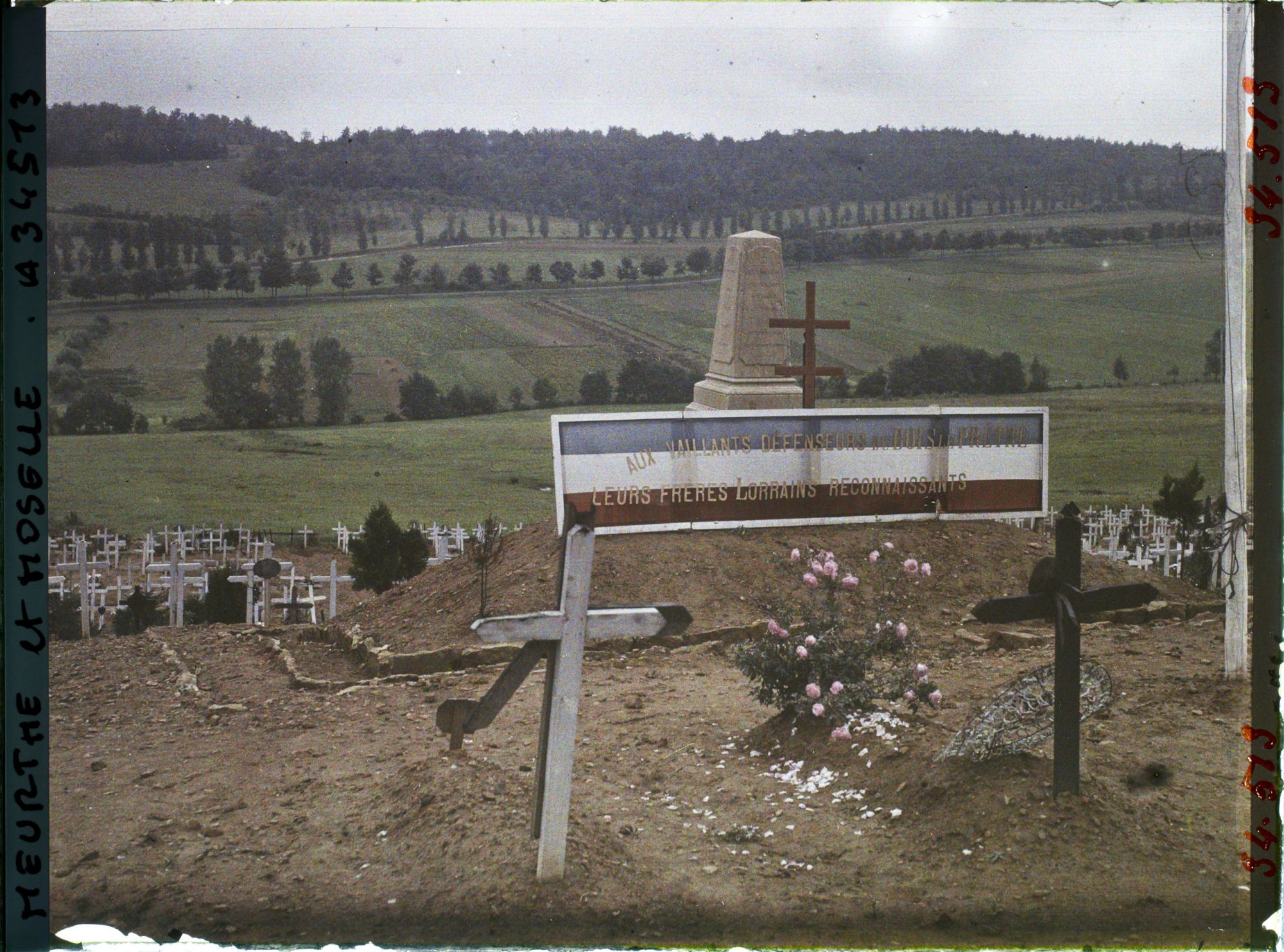 Image représentant France, Bois Le Prêtre, Monument du Cimetière du Pétant à la 73e Division et à la 16e Division