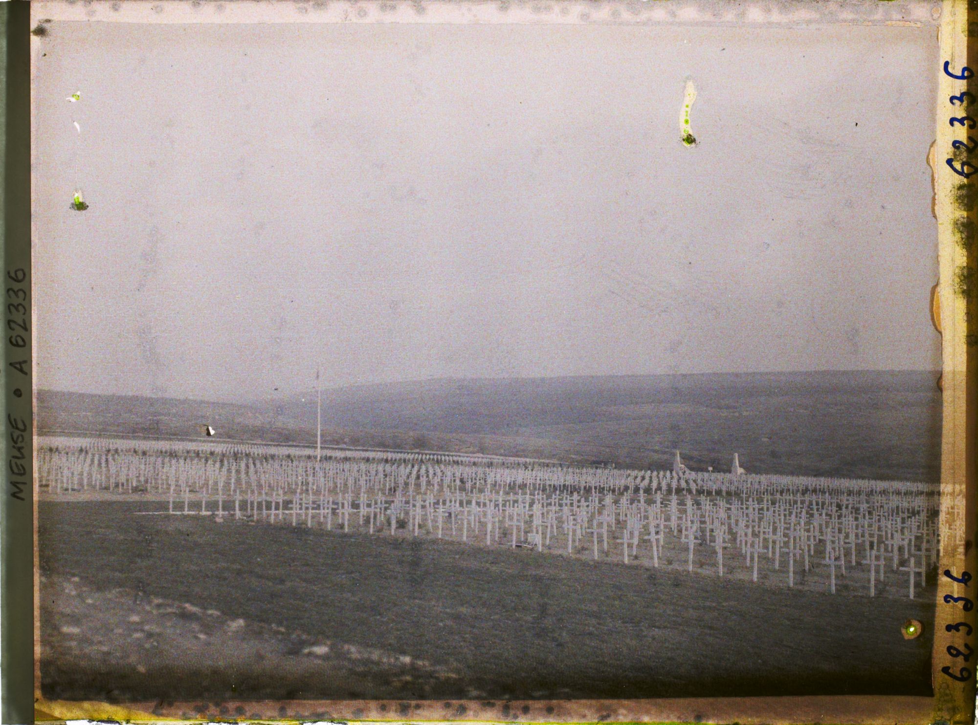 Image représentant Meuse, Douaumont, Le Cimetière de Douaumont Nord-Sud - A l'arrière plan, la Crête de Vaux