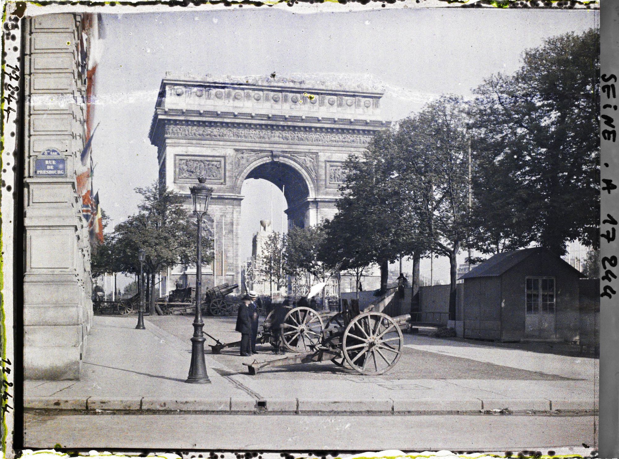 Image représentant Décorations pour les fêtes de la Victoire des 13 et 14 juillet sur les Champs-Elysées et cénotaphe sous l'Arc de Triomphe