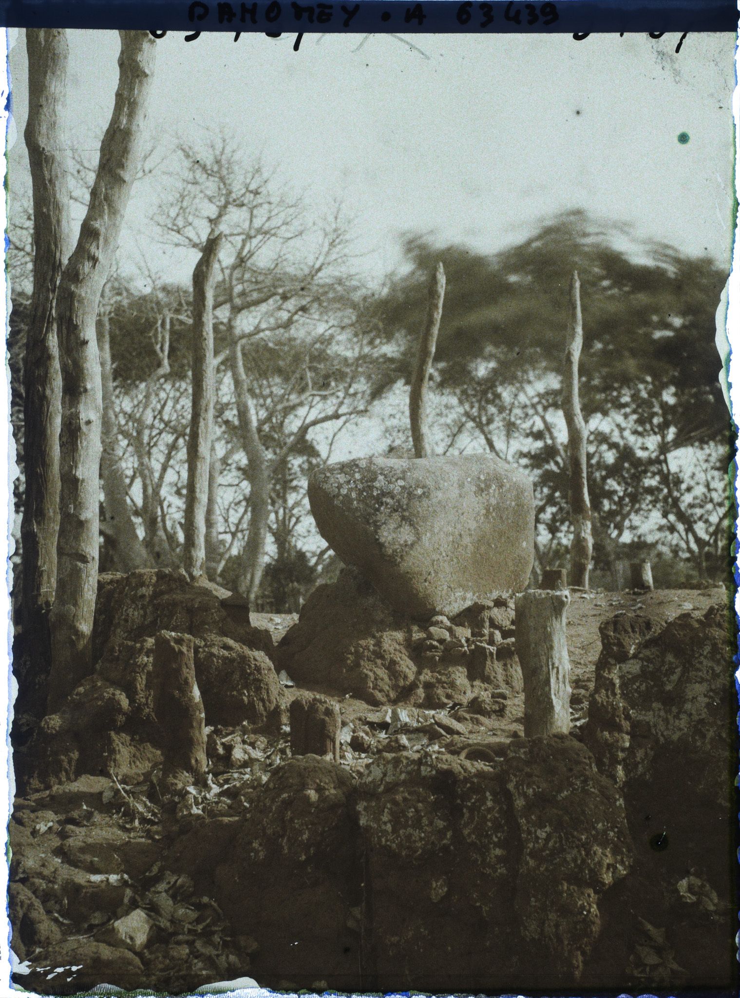 Image représentant Tertre de guerre des rois du Dahomey, pierre pour aiguiser les coupe-coupe