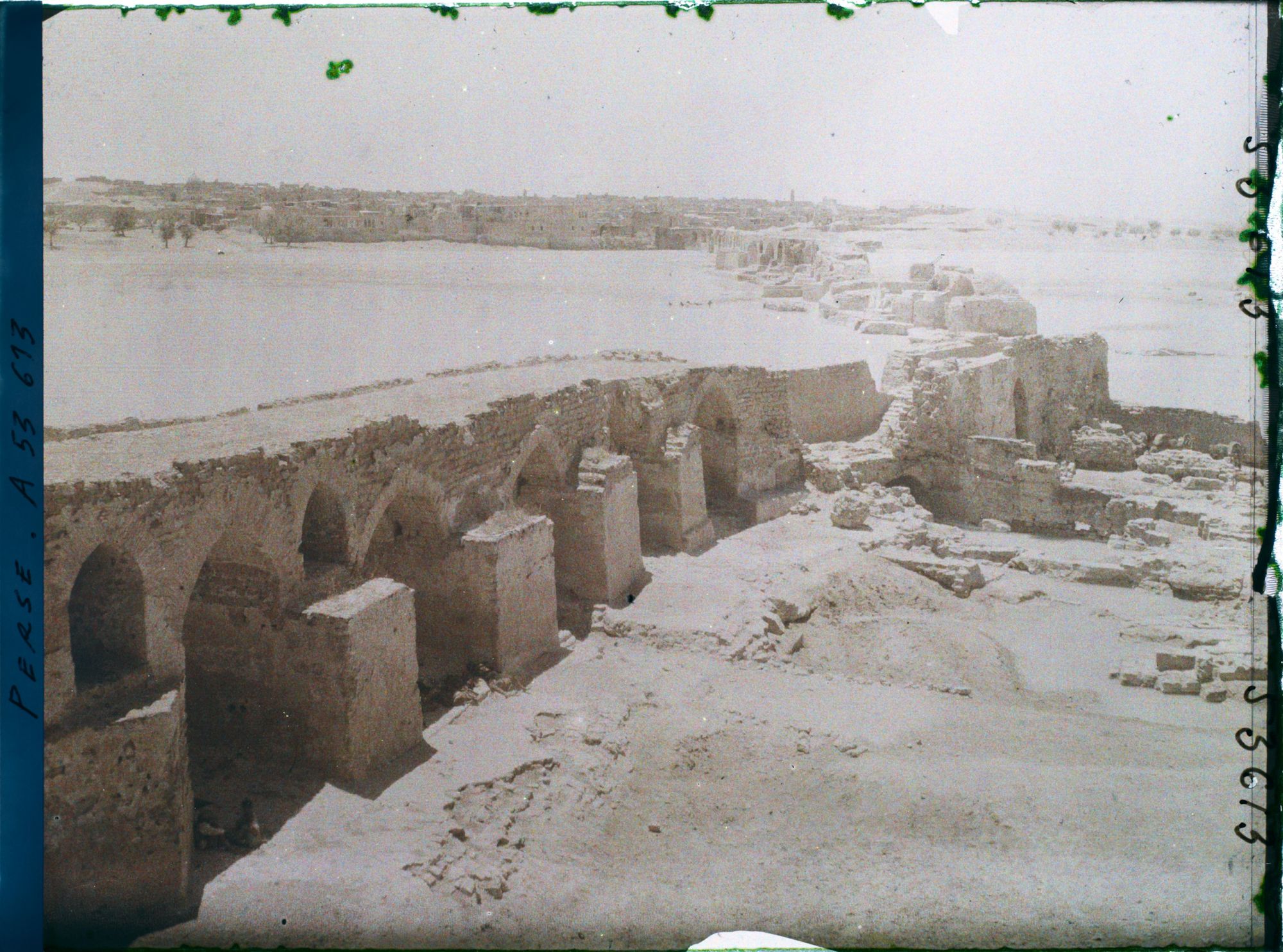 Image représentant Vestiges du Band-e Kaisar,pont-barrage sassanide (vers 260) sur le fleuve Karoun (550 mètres de large)