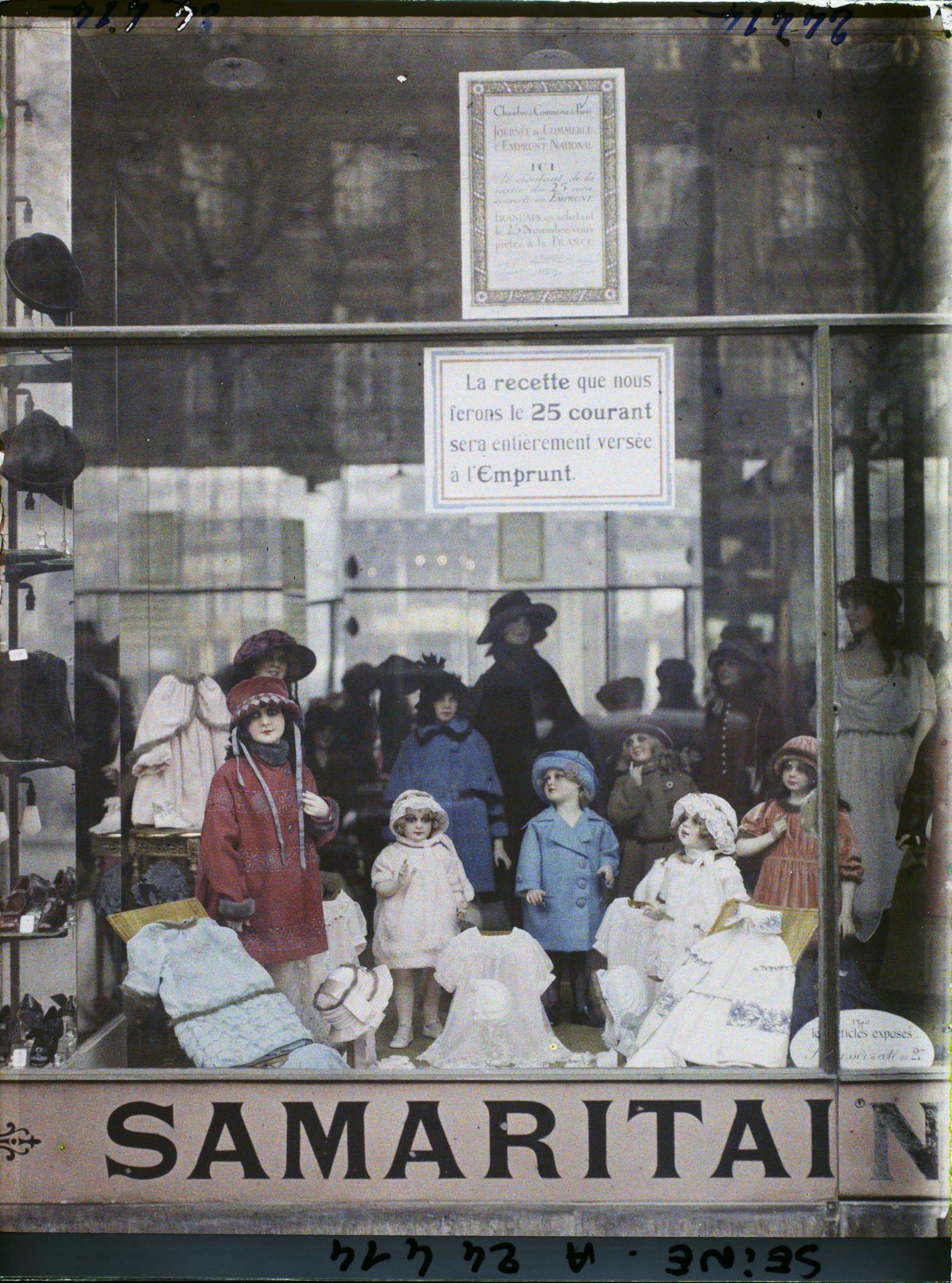 Image représentant Affichette sur une vitrine de la Samaritaine à l'occasion de la Journée du Commerce de l'emprunt national (25 novembre 1920)