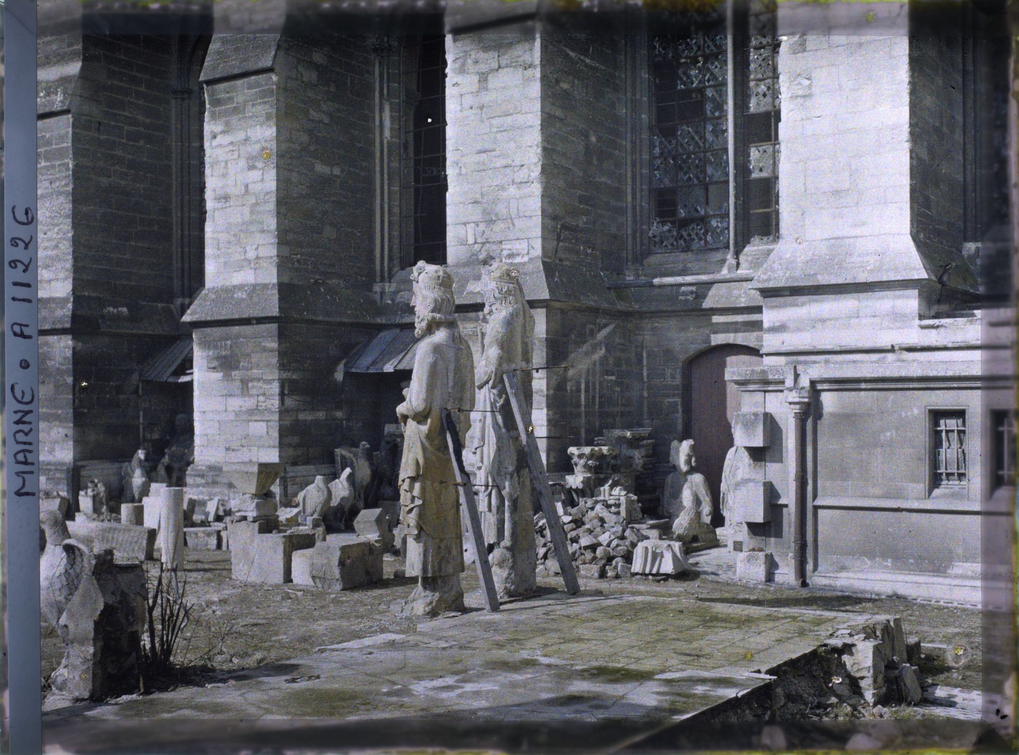 Image représentant Atelier de réparation des statues dans la cour du palais du Tau
