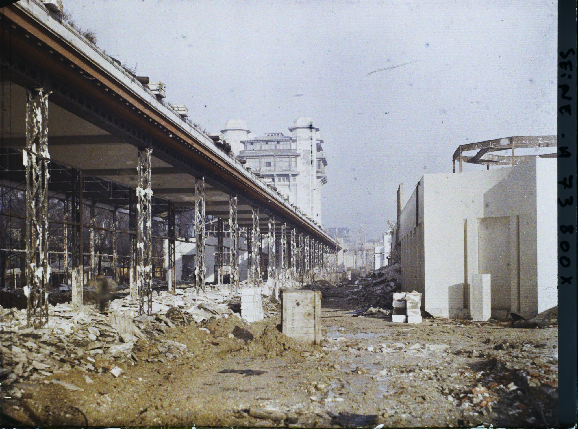 Image représentant L'exposition des arts décoratifs, démolition des pavillons sur l'esplanade des Invalides