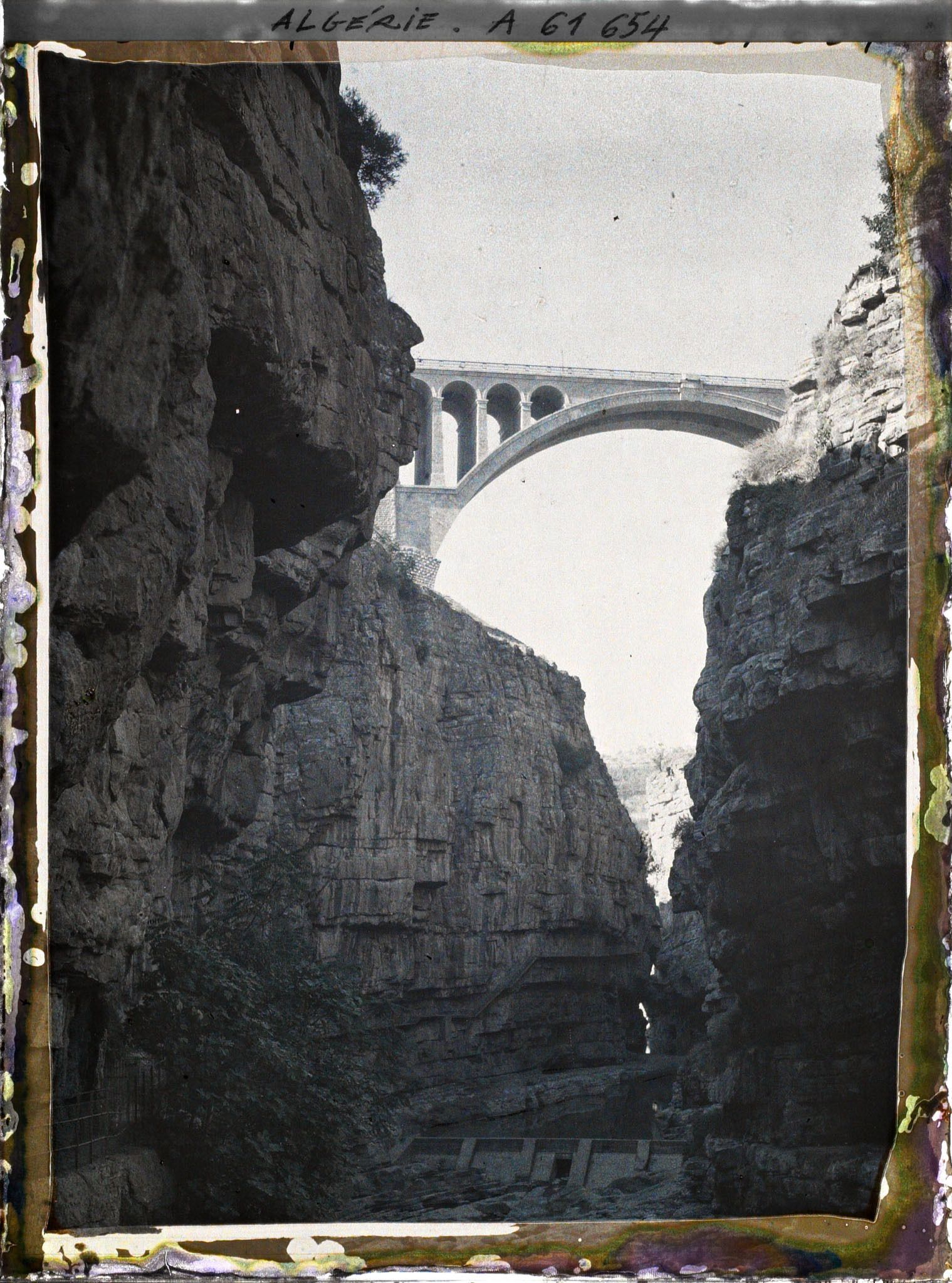 Image représentant Algérie, Constantine, Au fond des gorges, Vue vers le Pont de Sidi-Rached