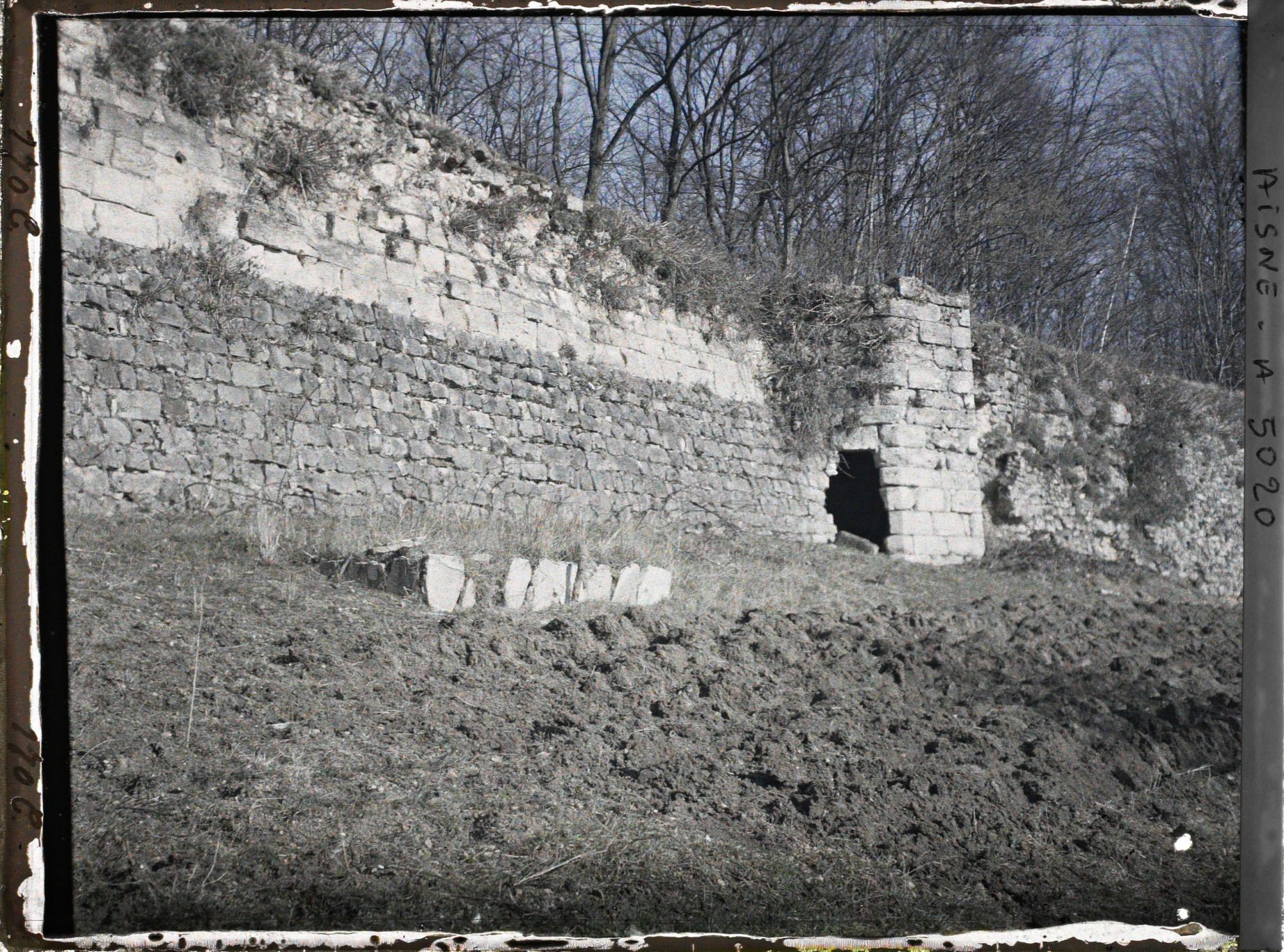 Image représentant La partie la plus ancienne du mur d'enceinte du vieux château et la petite tour