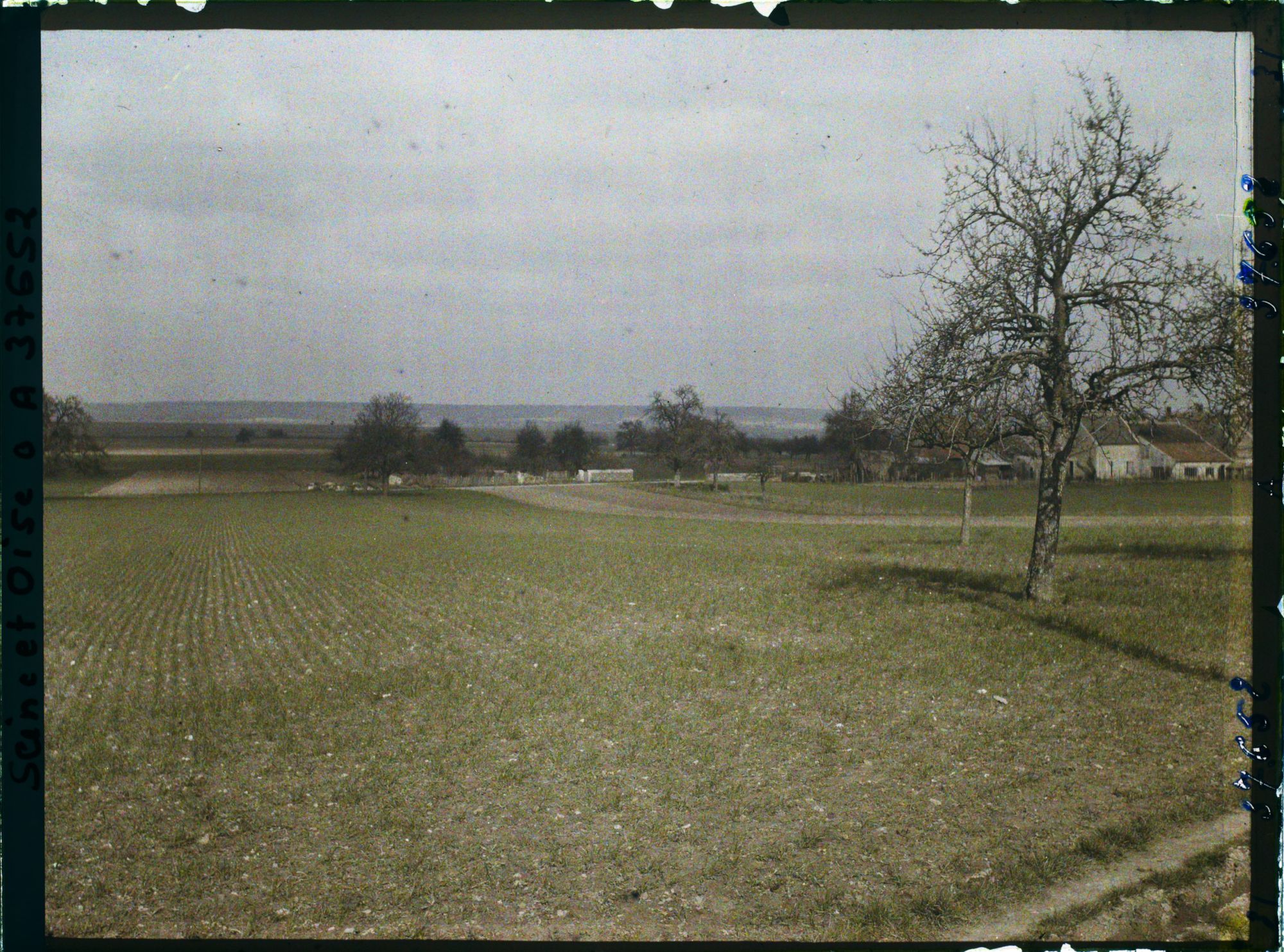 Image représentant France, Les Clayes, Les Champs près du Village