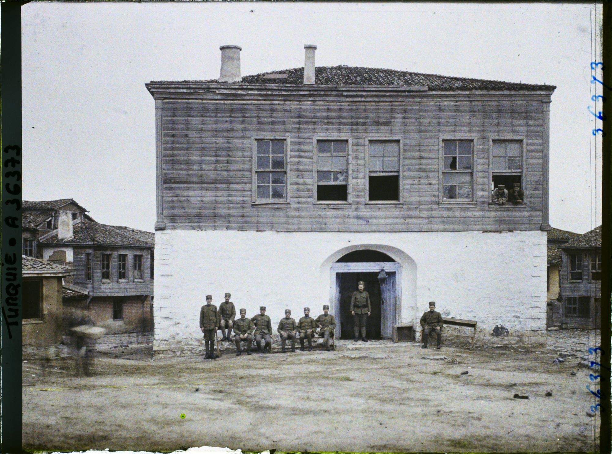 Image représentant Ecole grecque et gendarmes turcs avec la nouvelle tenue